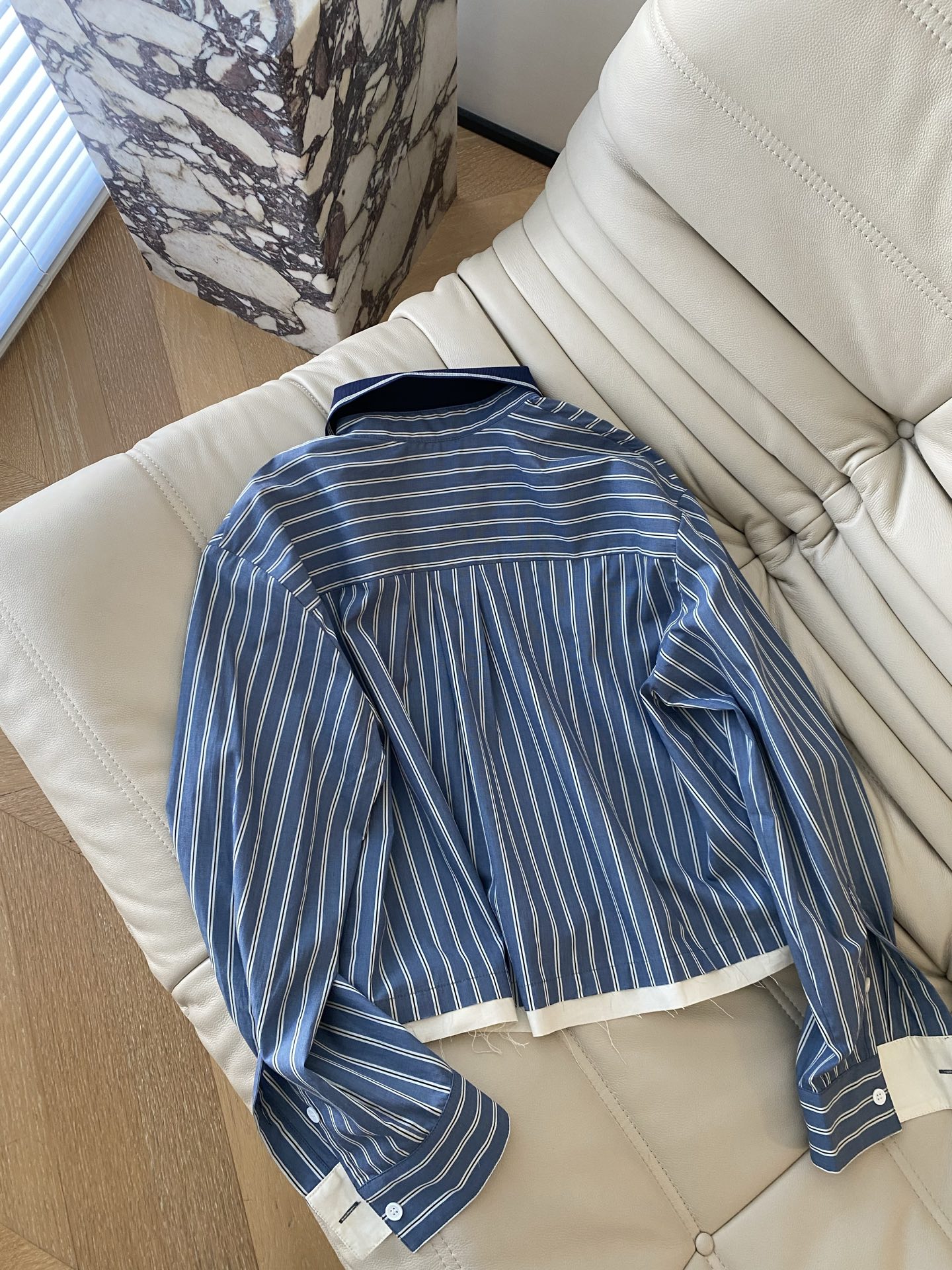 25。F秋冬 短款条纹拉链衬衣领口采用撞色纱线针织拼接 棉质衬衣定制色织面料 采用方正剪裁 毛边下摆尽显