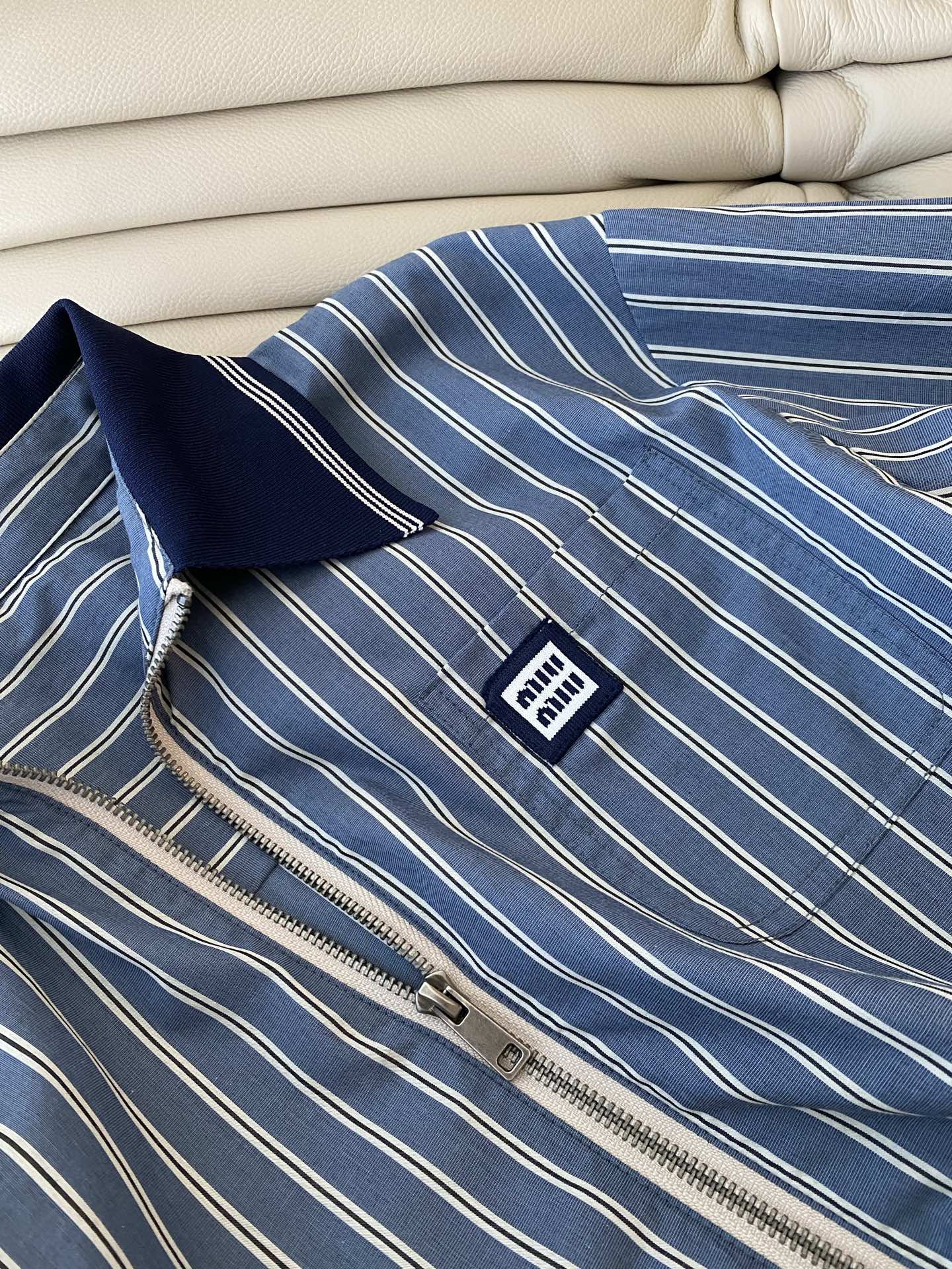 25。F秋冬 短款条纹拉链衬衣领口采用撞色纱线针织拼接 棉质衬衣定制色织面料 采用方正剪裁 毛边下摆尽显