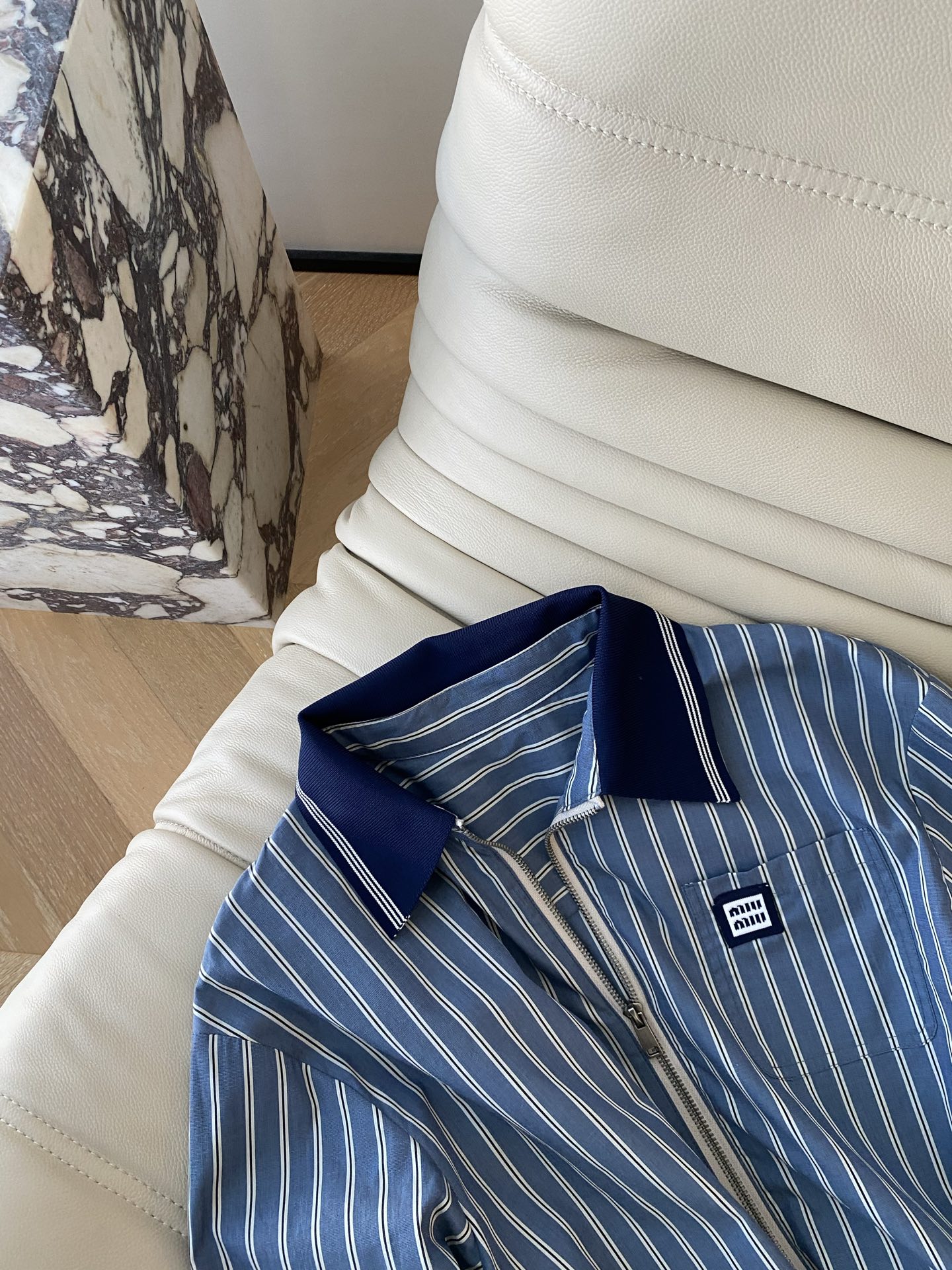 25。F秋冬 短款条纹拉链衬衣领口采用撞色纱线针织拼接 棉质衬衣定制色织面料 采用方正剪裁 毛边下摆尽显