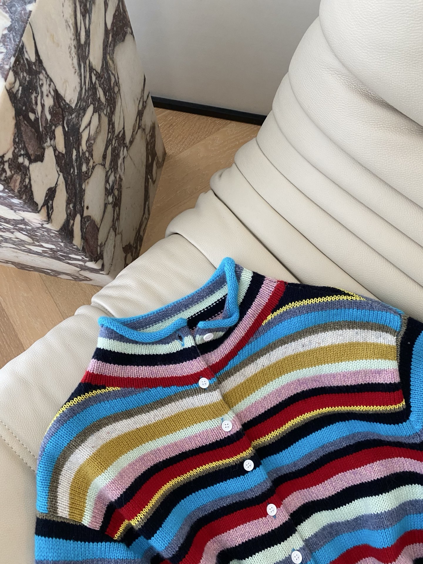 25。F秋冬 羊毛彩虹条纹半高领排扣针织衫 撞色系条纹眼前一亮 显优雅气质 彩虹纱线工艺采用羊毛混纺面料