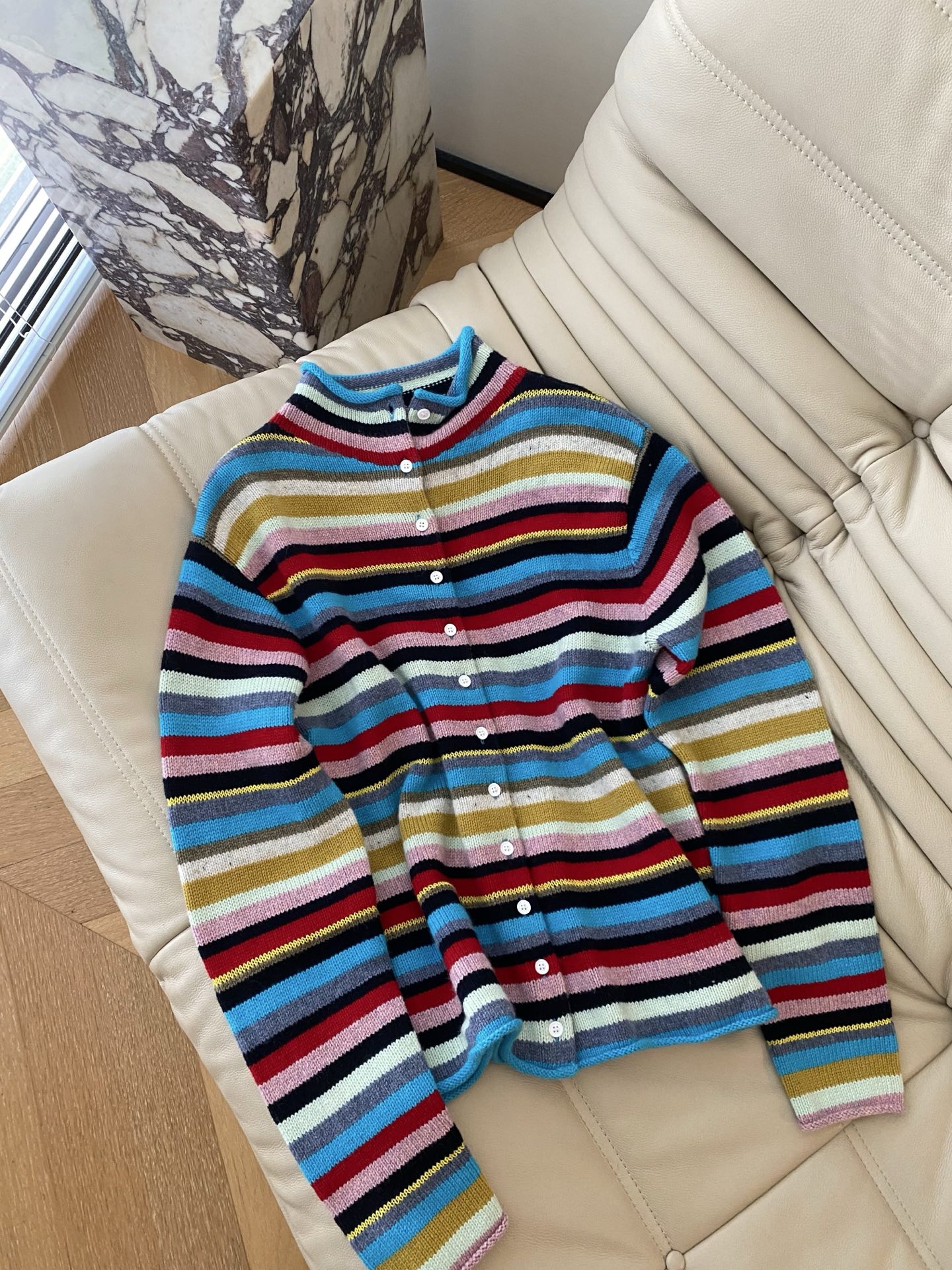 25。F秋冬 羊毛彩虹条纹半高领排扣针织衫 撞色系条纹眼前一亮 显优雅气质 彩虹纱线工艺采用羊毛混纺面料