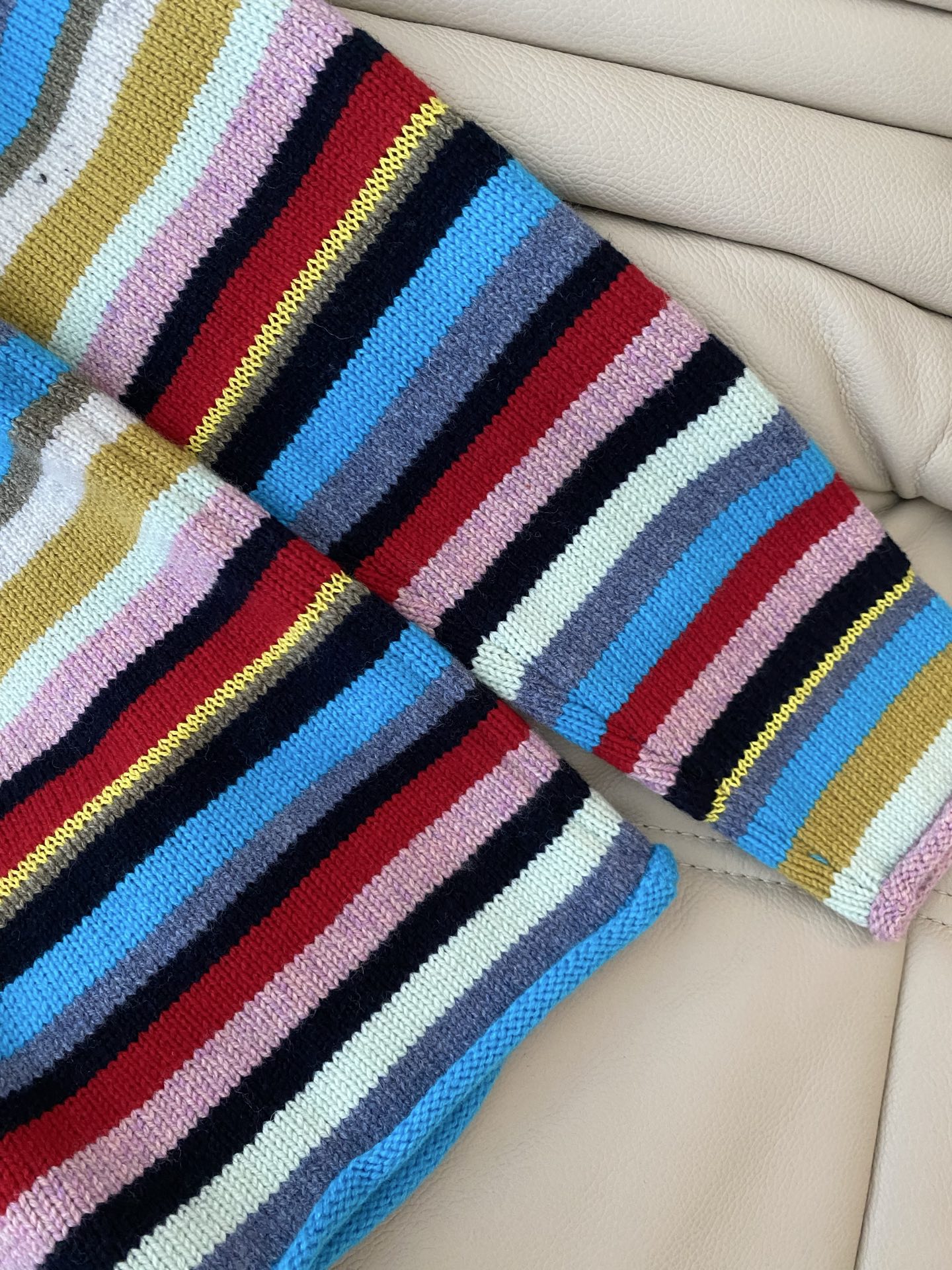 25。F秋冬 羊毛彩虹条纹半高领排扣针织衫 撞色系条纹眼前一亮 显优雅气质 彩虹纱线工艺采用羊毛混纺面料