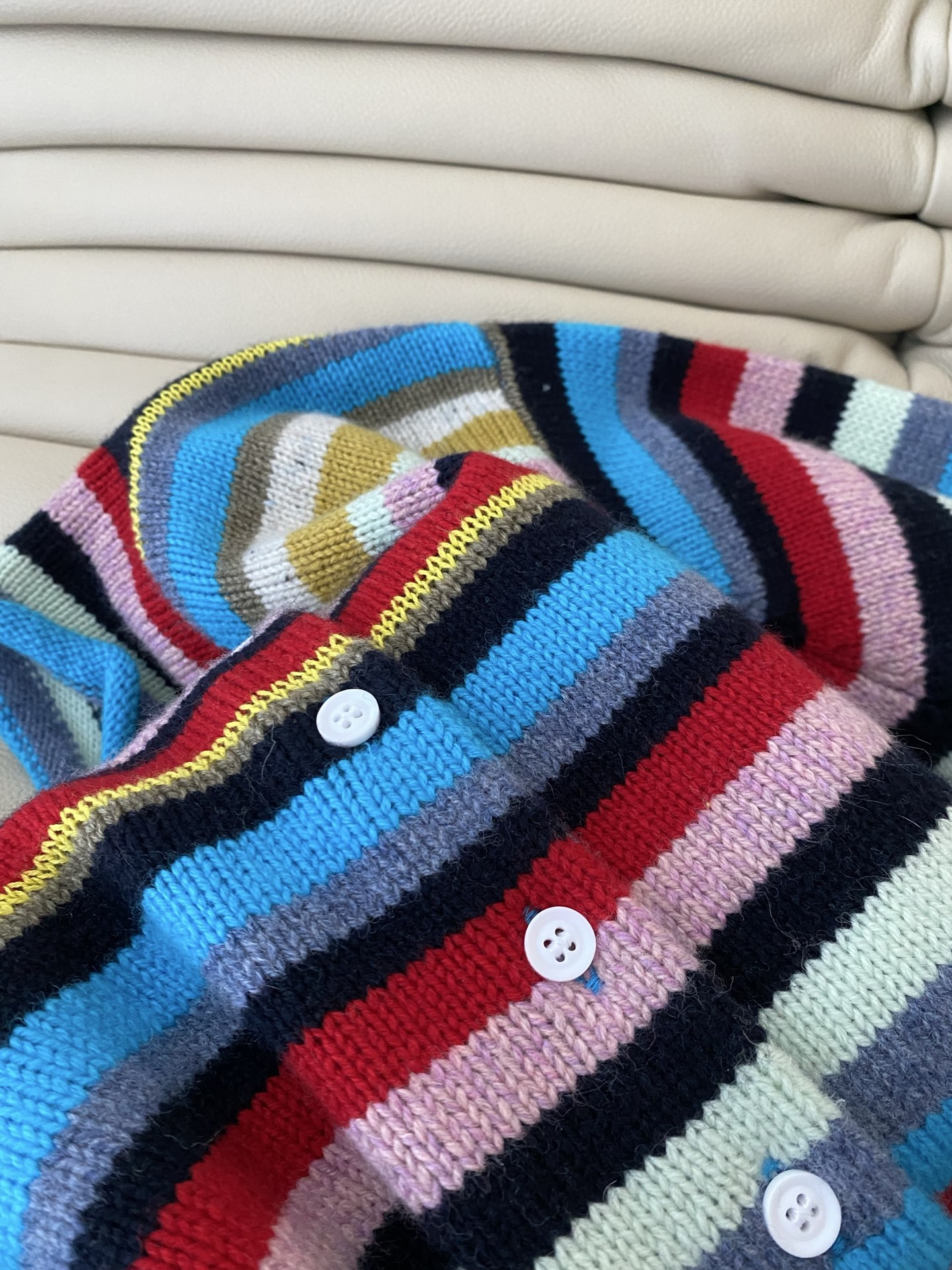 25。F秋冬 羊毛彩虹条纹半高领排扣针织衫 撞色系条纹眼前一亮 显优雅气质 彩虹纱线工艺采用羊毛混纺面料