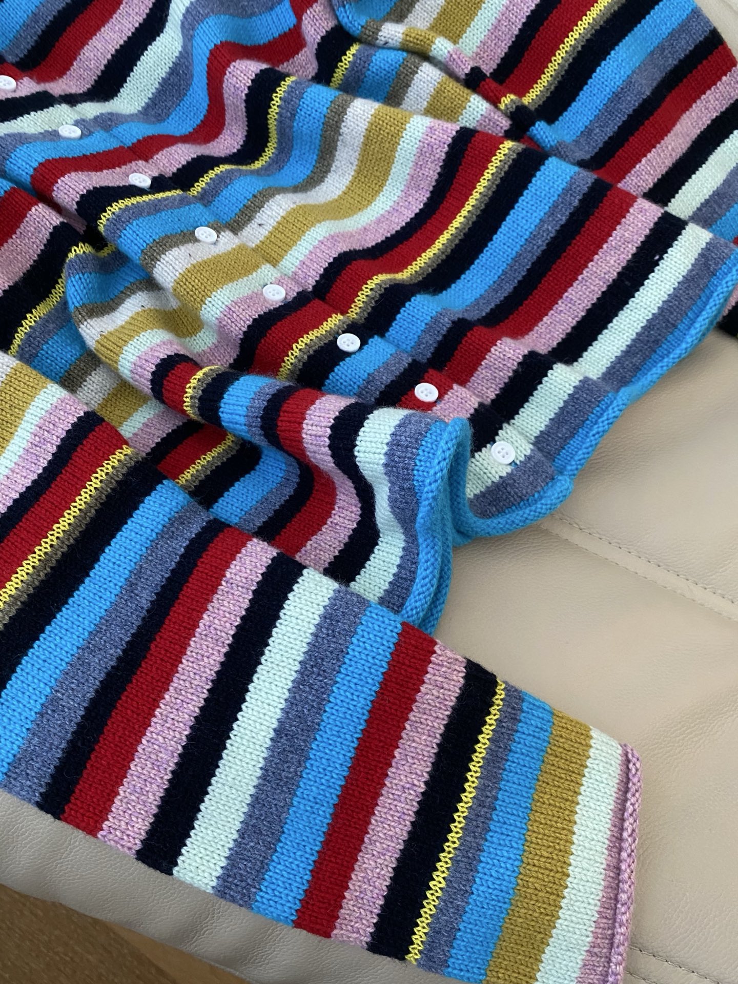 25。F秋冬 羊毛彩虹条纹半高领排扣针织衫 撞色系条纹眼前一亮 显优雅气质 彩虹纱线工艺采用羊毛混纺面料