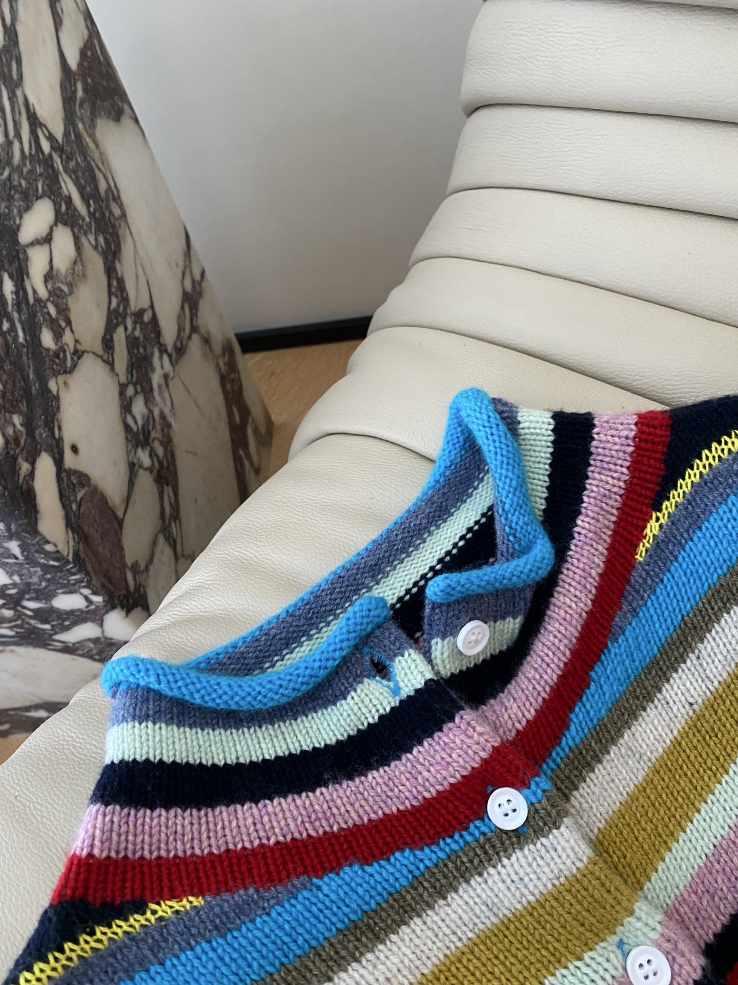 25。F秋冬 羊毛彩虹条纹半高领排扣针织衫 撞色系条纹眼前一亮 显优雅气质 彩虹纱线工艺采用羊毛混纺面料