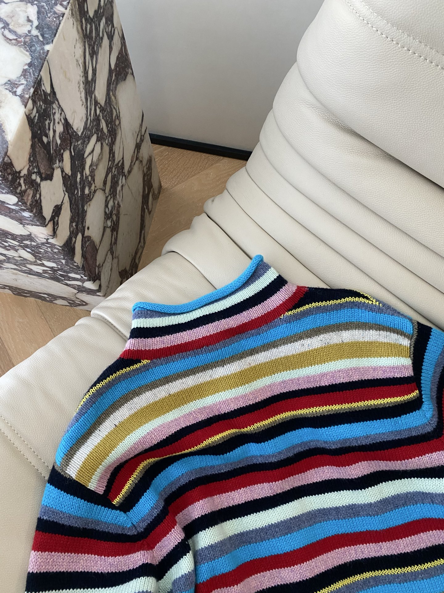 25。F秋冬 羊毛彩虹条纹半高领排扣针织衫 撞色系条纹眼前一亮 显优雅气质 彩虹纱线工艺采用羊毛混纺面料