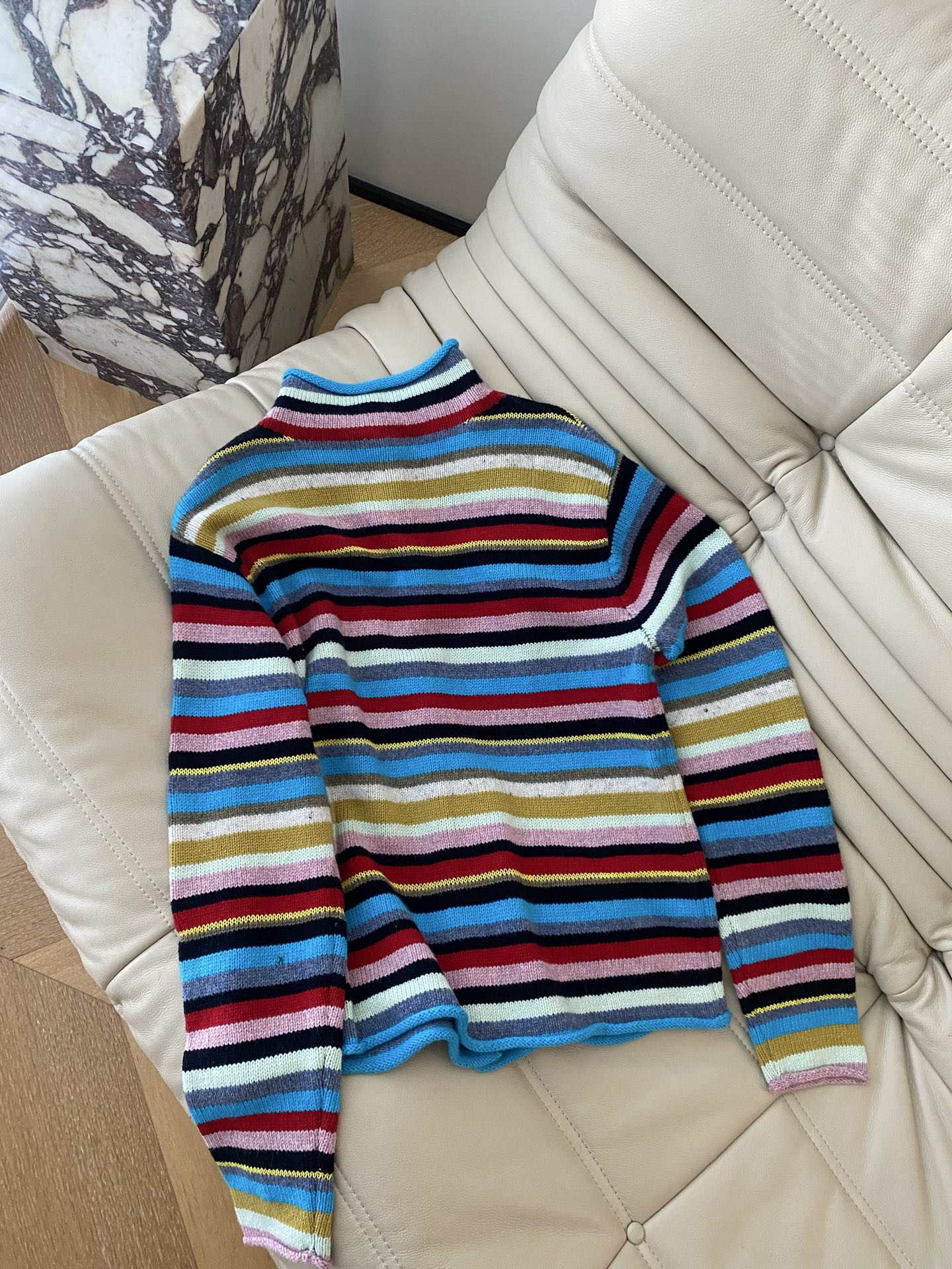 25。F秋冬 羊毛彩虹条纹半高领排扣针织衫 撞色系条纹眼前一亮 显优雅气质 彩虹纱线工艺采用羊毛混纺面料