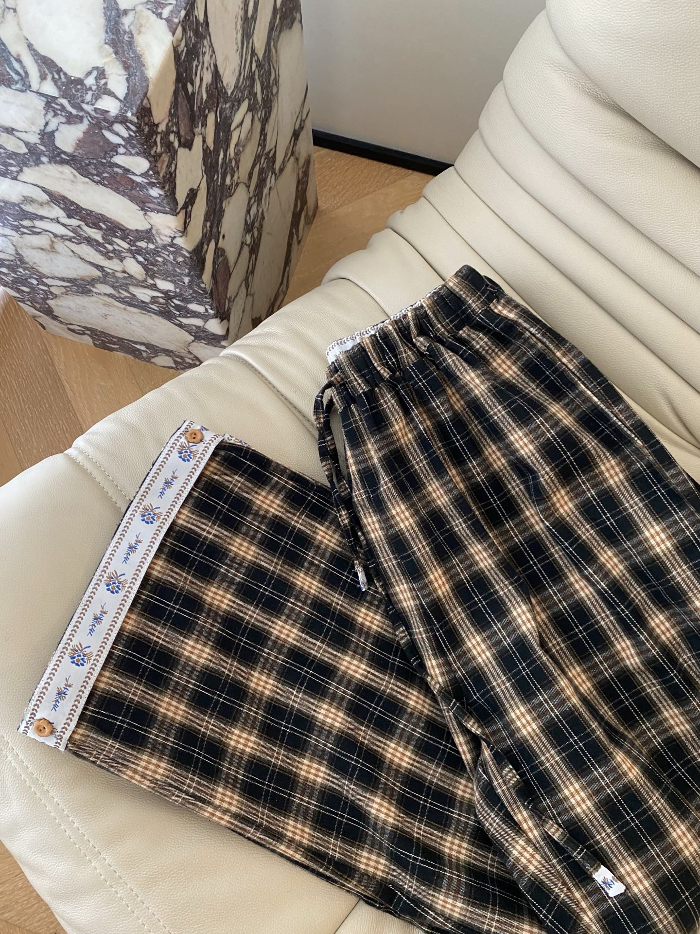 25FW秋冬 咖色经典格子高腰系带抽绳休闲阔腿裤 格子搭配休闲的版型剪裁 定制经典格子纹路 裤腿撞色花朵