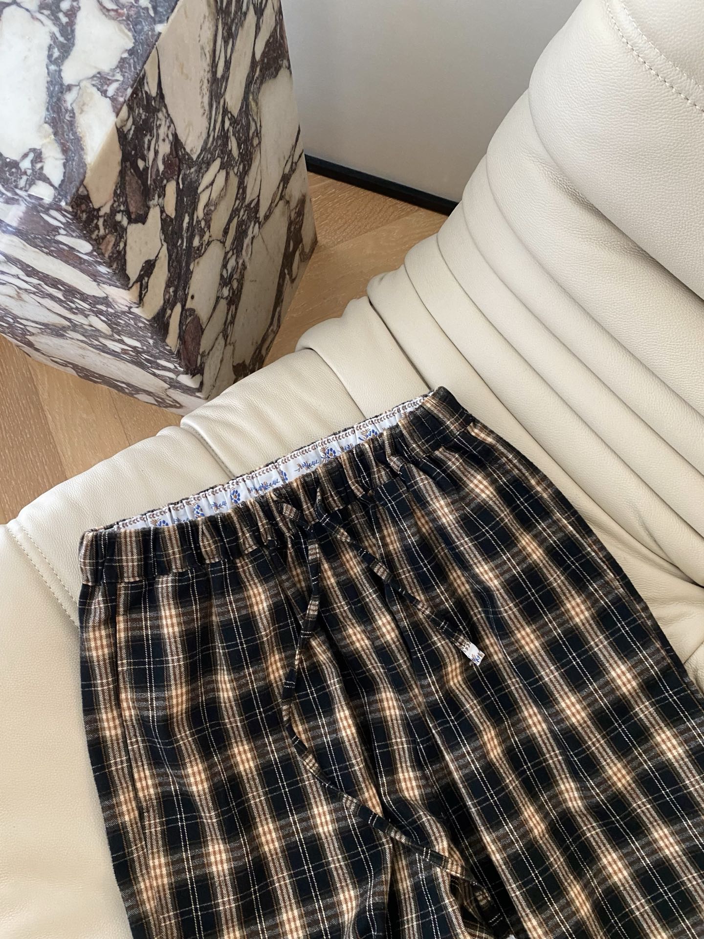 25FW秋冬 咖色经典格子高腰系带抽绳休闲阔腿裤 格子搭配休闲的版型剪裁 定制经典格子纹路 裤腿撞色花朵