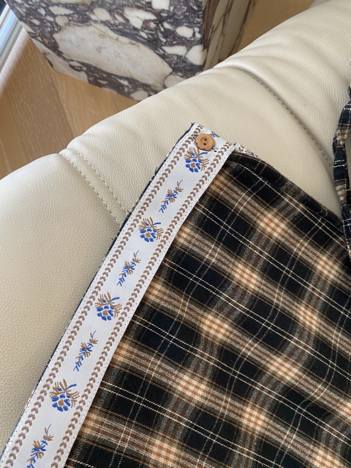 25FW秋冬 咖色经典格子高腰系带抽绳休闲阔腿裤 格子搭配休闲的版型剪裁 定制经典格子纹路 裤腿撞色花朵