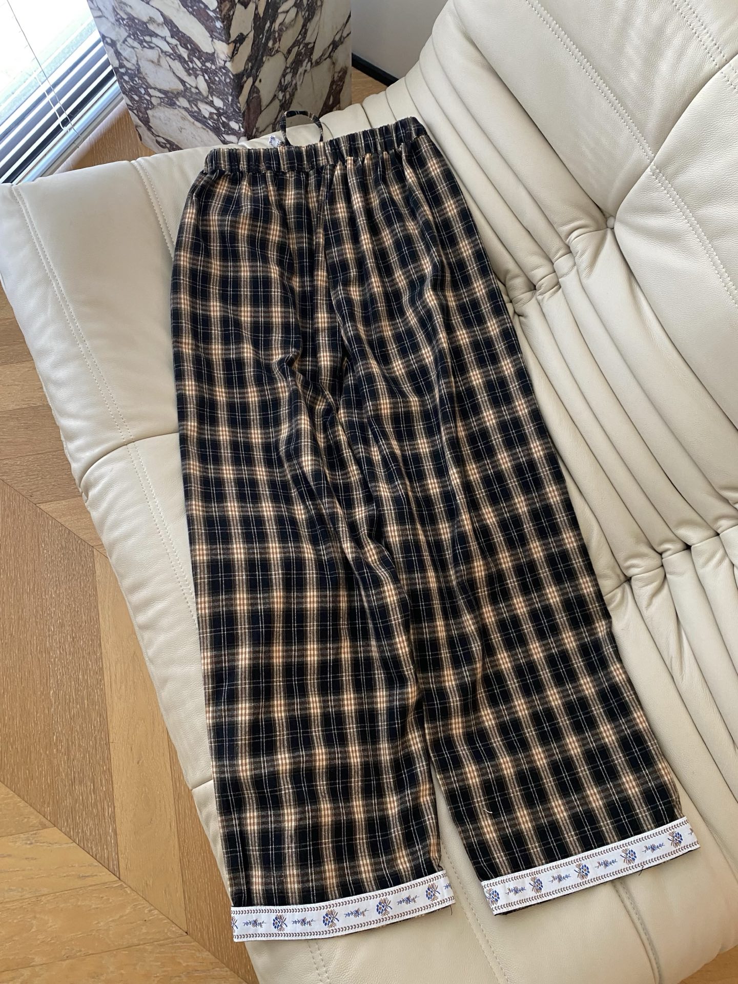 25FW秋冬 咖色经典格子高腰系带抽绳休闲阔腿裤 格子搭配休闲的版型剪裁 定制经典格子纹路 裤腿撞色花朵