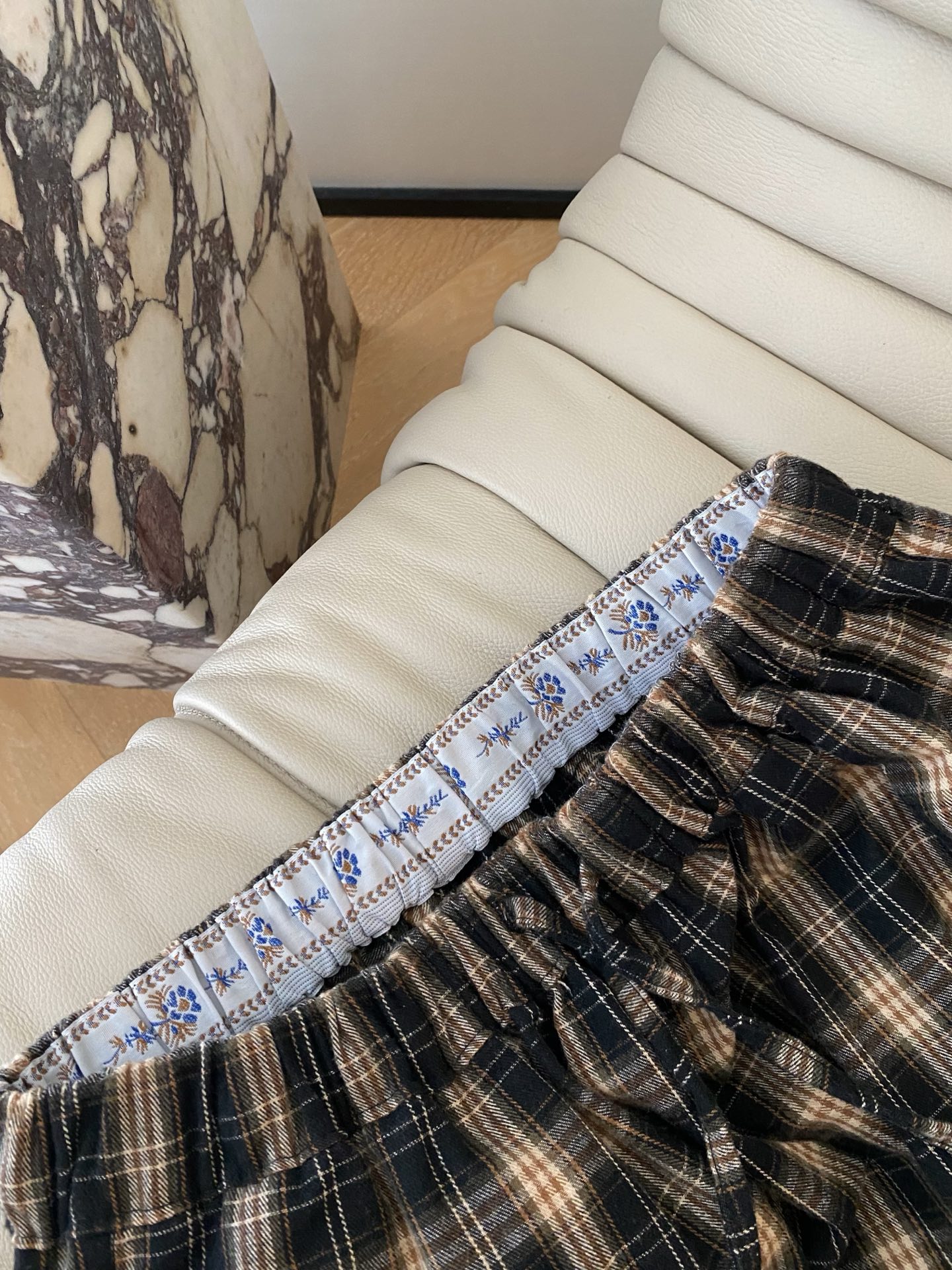 25FW秋冬 咖色经典格子高腰系带抽绳休闲阔腿裤 格子搭配休闲的版型剪裁 定制经典格子纹路 裤腿撞色花朵