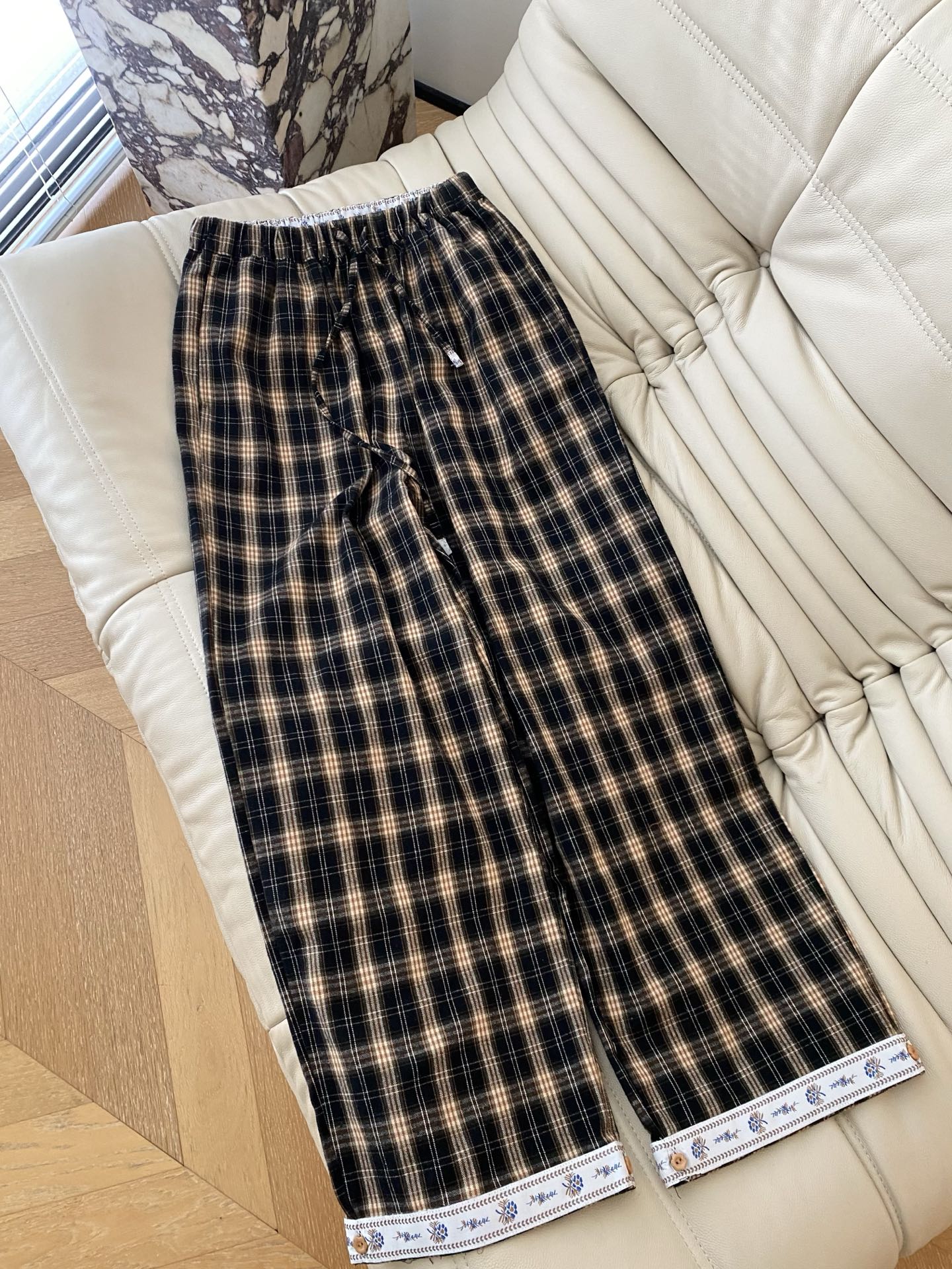 25FW秋冬 咖色经典格子高腰系带抽绳休闲阔腿裤 格子搭配休闲的版型剪裁 定制经典格子纹路 裤腿撞色花朵