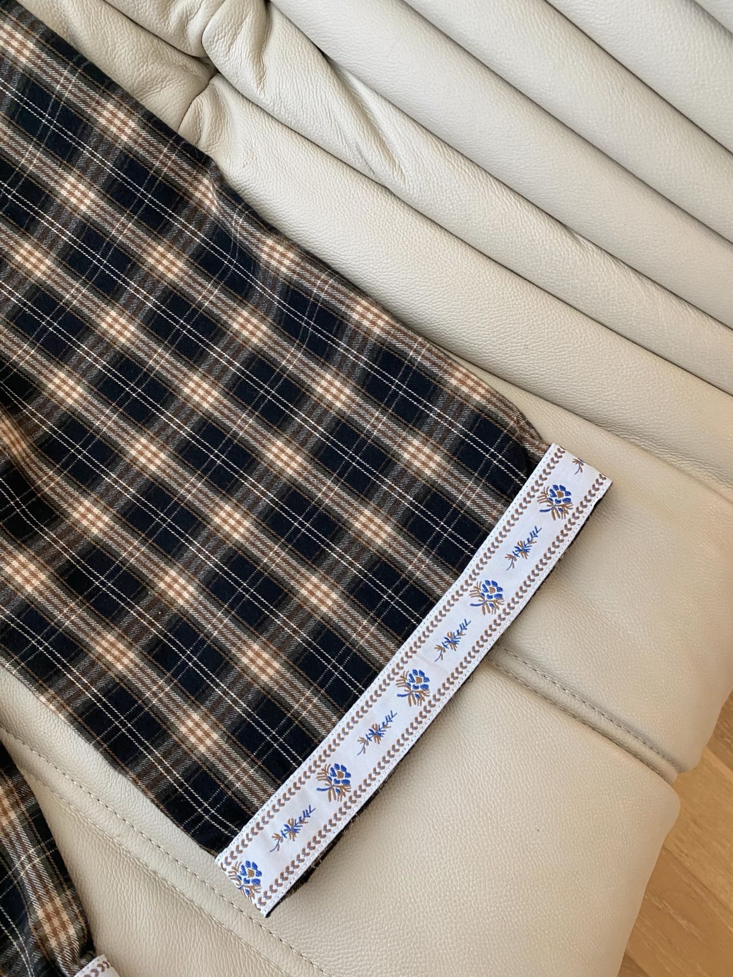 25FW秋冬 咖色经典格子高腰系带抽绳休闲阔腿裤 格子搭配休闲的版型剪裁 定制经典格子纹路 裤腿撞色花朵