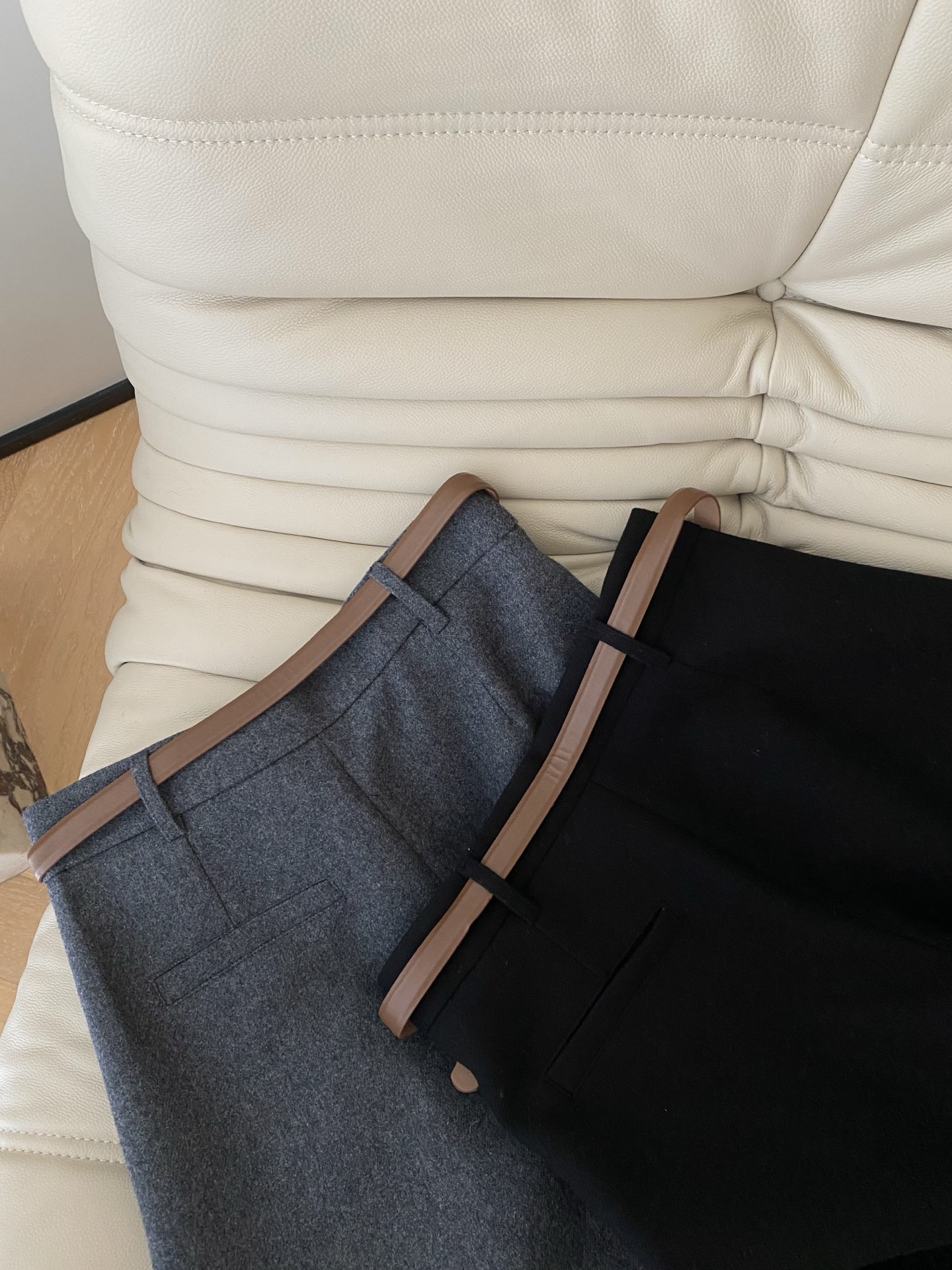 25。F秋冬 高腰休闲羊毛中裤 裤长做了五分裤 搭配中高腰设计 轻松拉长身体比 极简净版搭配腰包腰带 整