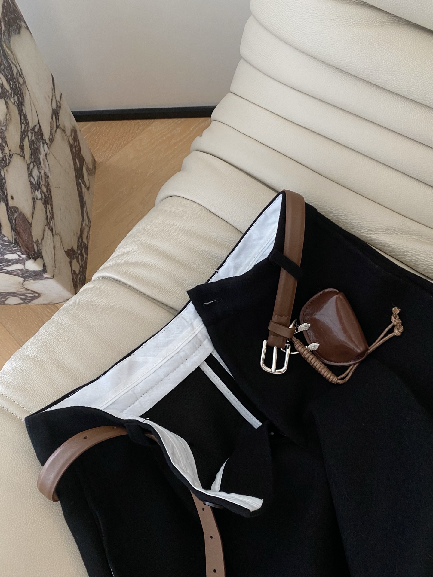 25。F秋冬 高腰休闲羊毛中裤 裤长做了五分裤 搭配中高腰设计 轻松拉长身体比 极简净版搭配腰包腰带 整