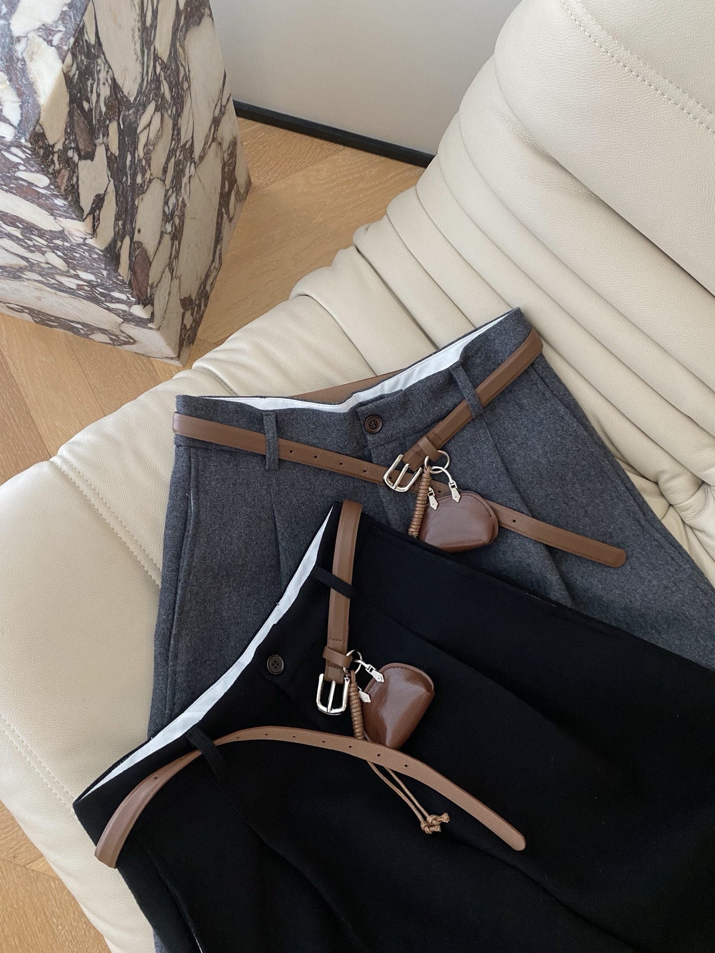 25。F秋冬 高腰休闲羊毛中裤 裤长做了五分裤 搭配中高腰设计 轻松拉长身体比 极简净版搭配腰包腰带 整