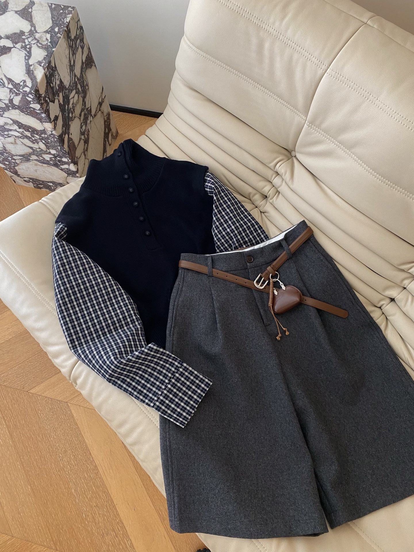 25。F秋冬 高腰休闲羊毛中裤 裤长做了五分裤 搭配中高腰设计 轻松拉长身体比 极简净版搭配腰包腰带 整