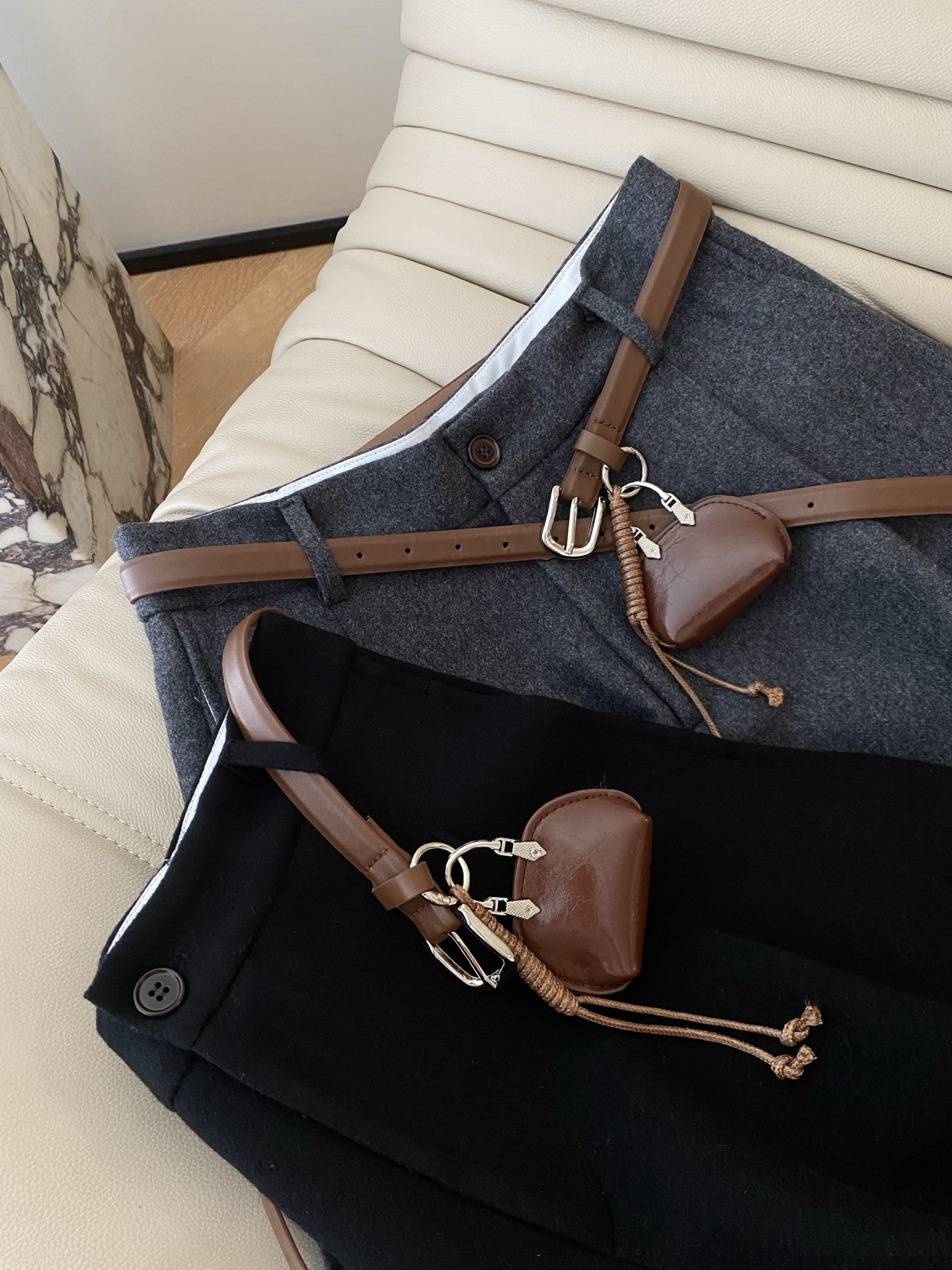 25。F秋冬 高腰休闲羊毛中裤 裤长做了五分裤 搭配中高腰设计 轻松拉长身体比 极简净版搭配腰包腰带 整