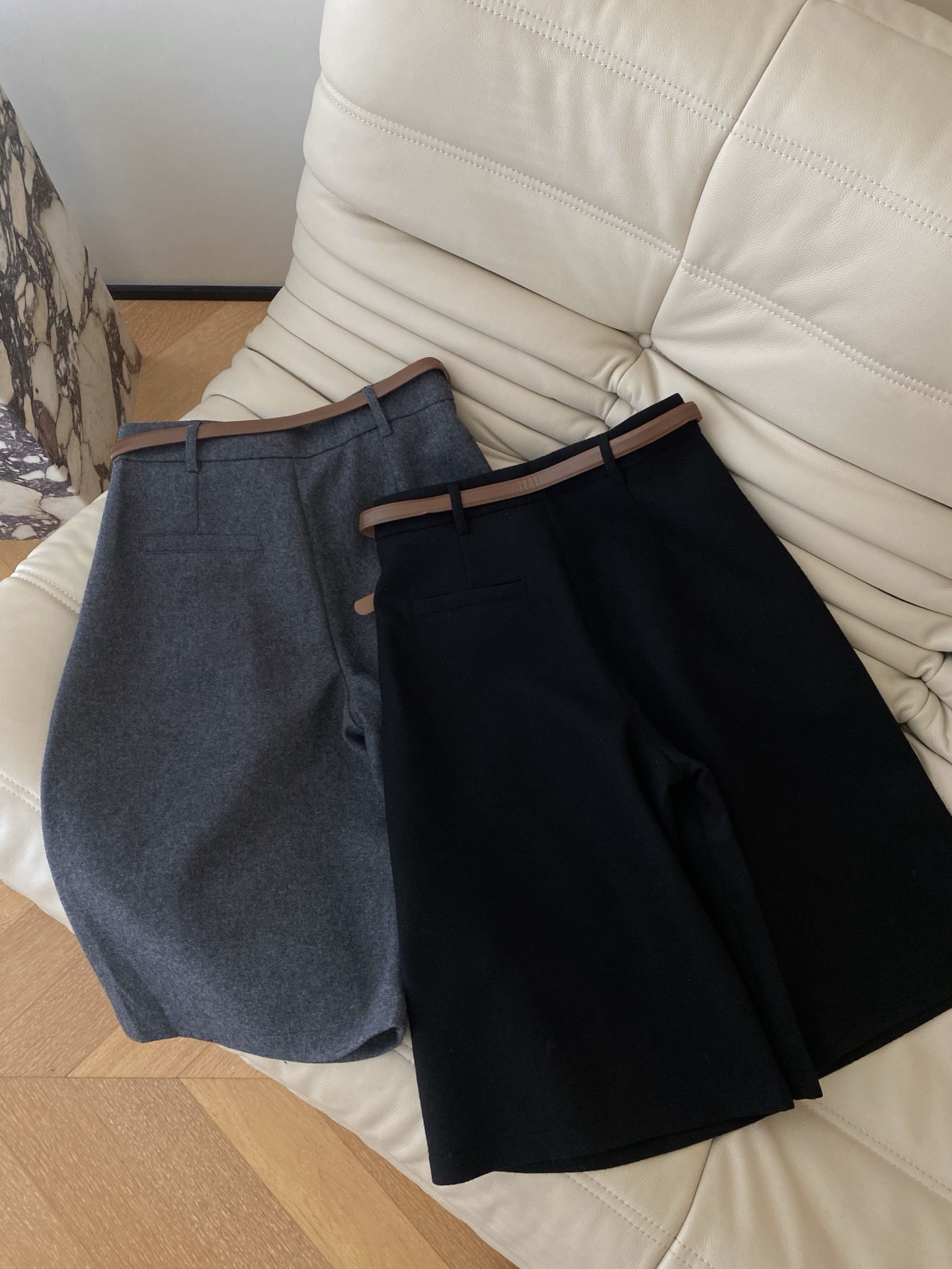 25。F秋冬 高腰休闲羊毛中裤 裤长做了五分裤 搭配中高腰设计 轻松拉长身体比 极简净版搭配腰包腰带 整