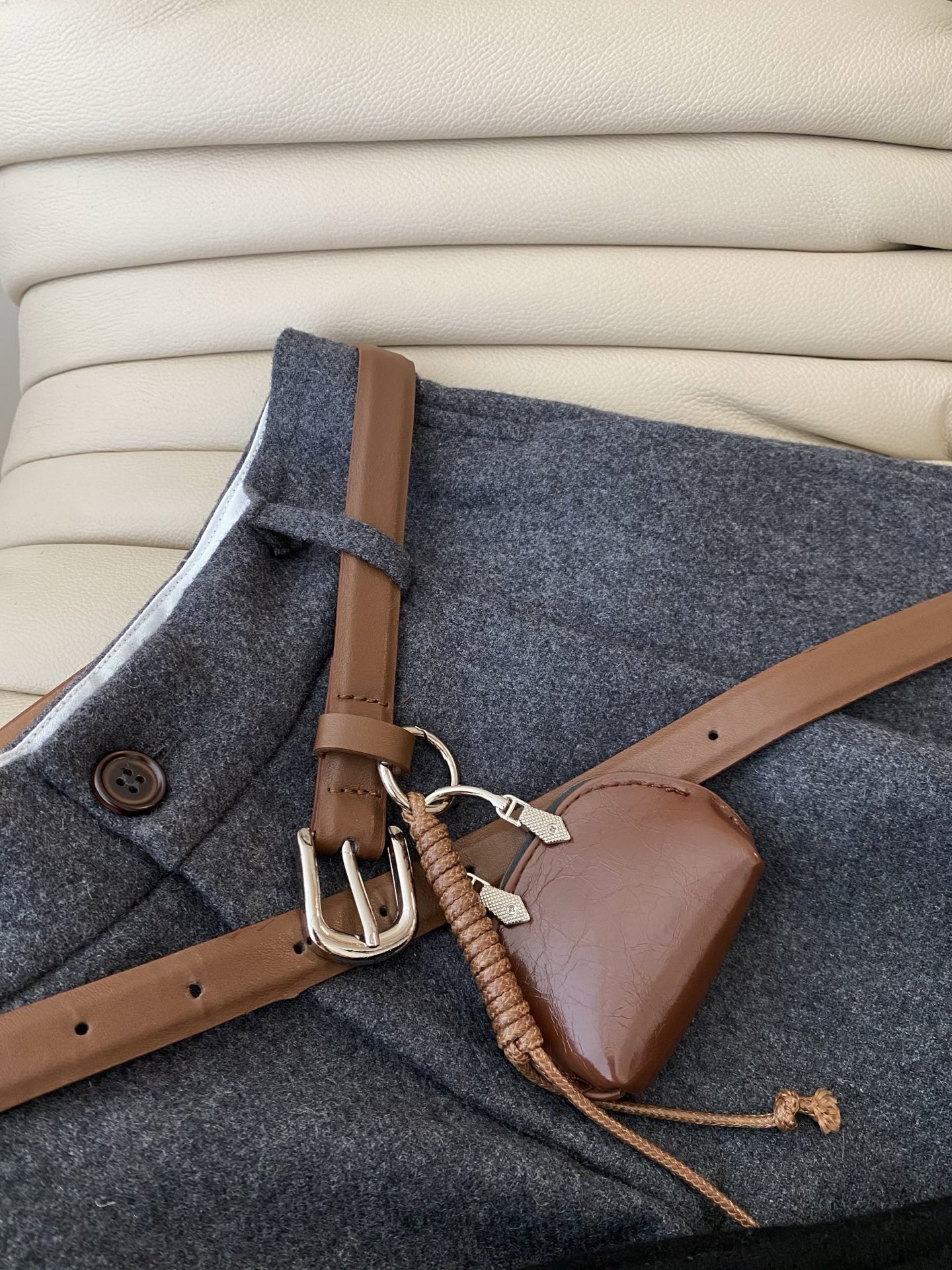 25。F秋冬 高腰休闲羊毛中裤 裤长做了五分裤 搭配中高腰设计 轻松拉长身体比 极简净版搭配腰包腰带 整