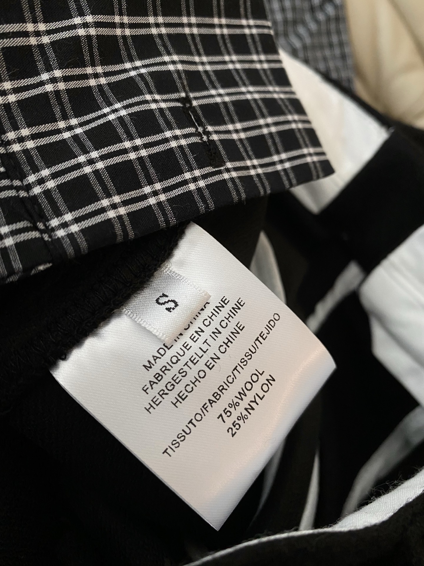 25。F秋冬 高腰休闲羊毛中裤 裤长做了五分裤 搭配中高腰设计 轻松拉长身体比 极简净版搭配腰包腰带 整