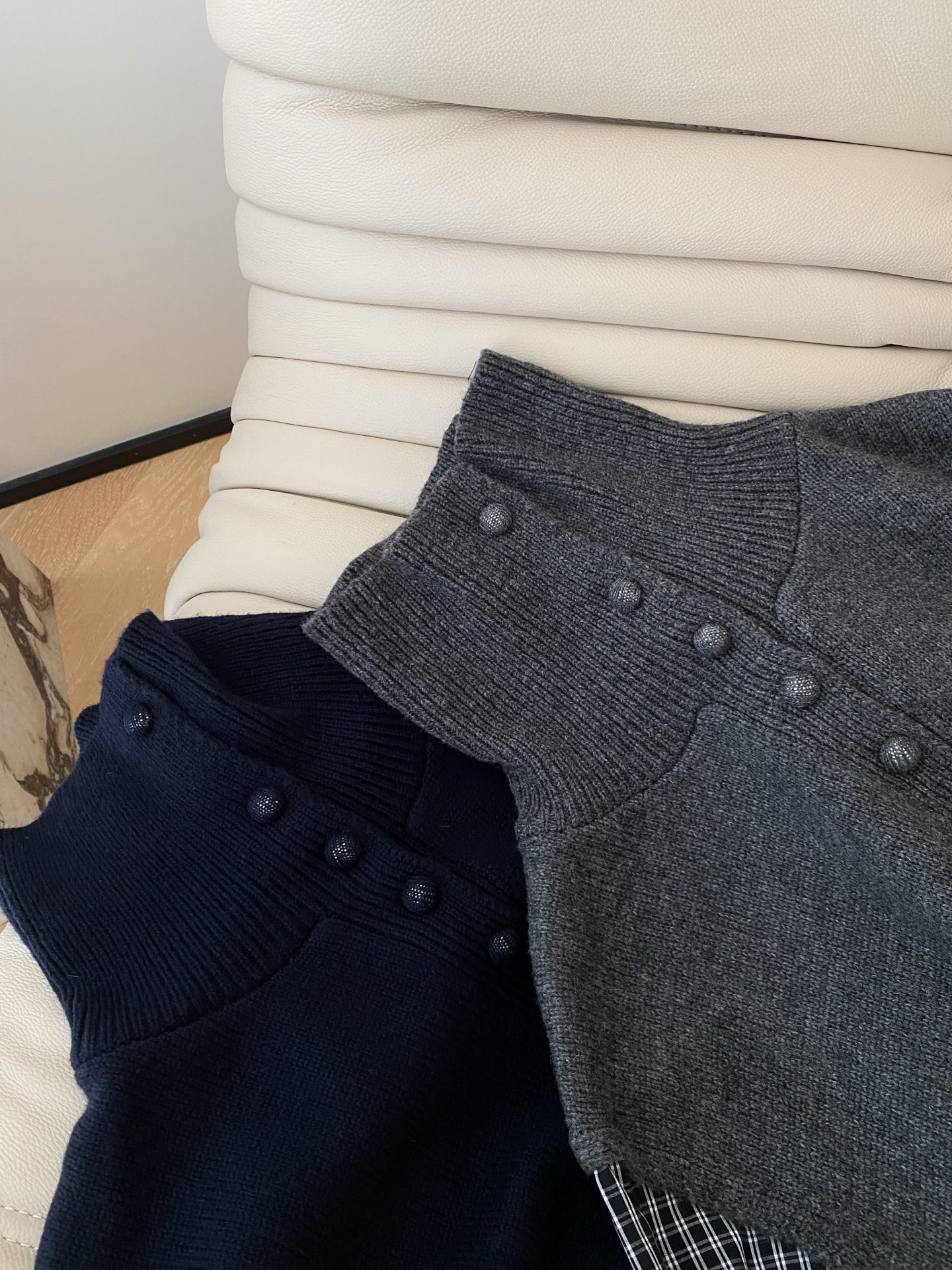 25。F秋冬 个性格子长袖拼接针织假两件高领毛衣 百搭气质的设计感撞色叠穿高级感满满 可搭配本期腰包中裤