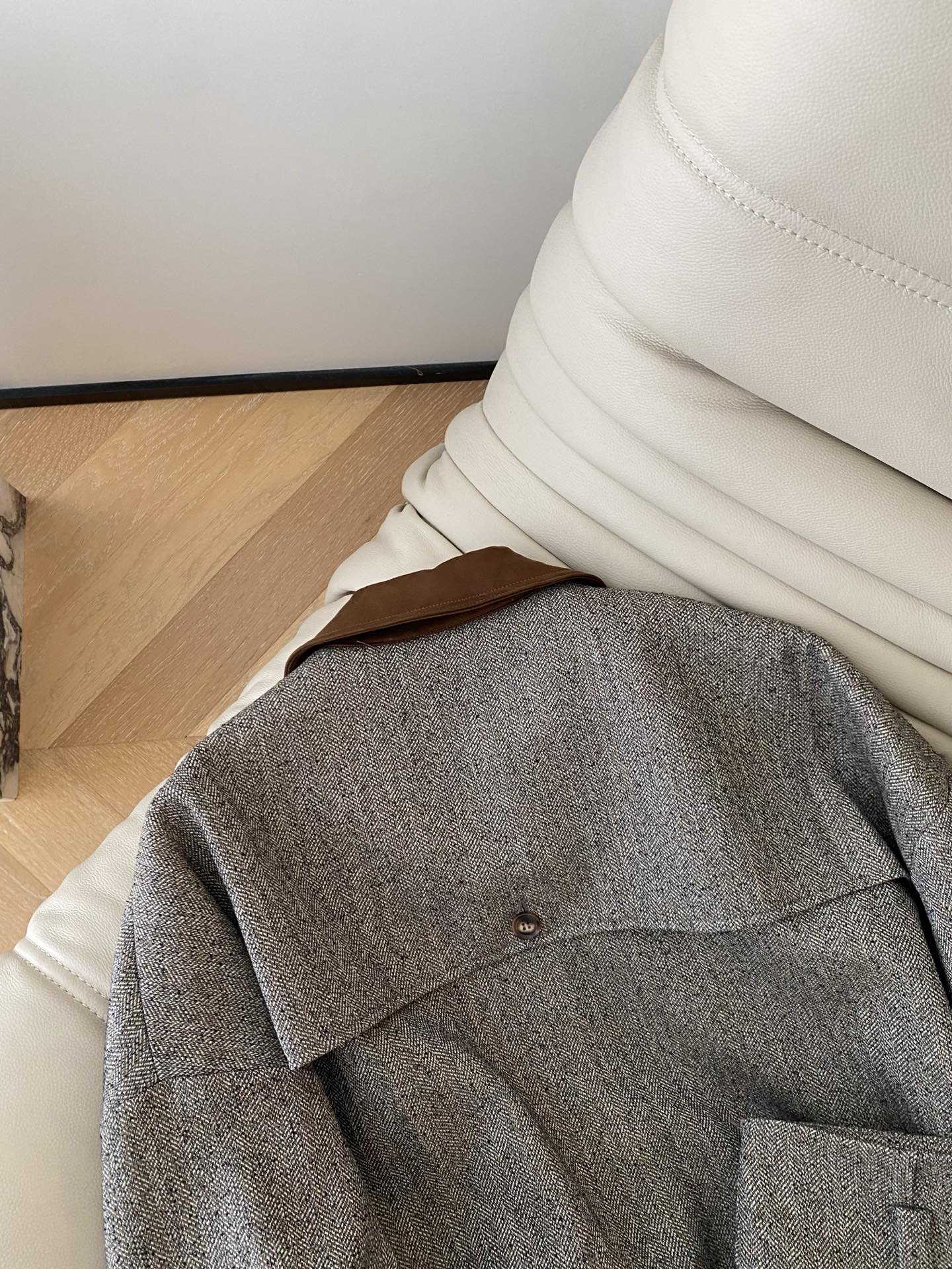 25。F秋冬 撞色色领子miu系百褶裙套装 采用燕麦色的羊毛混纺细腻面料 胸口贴布绣miu字母点缀 精致