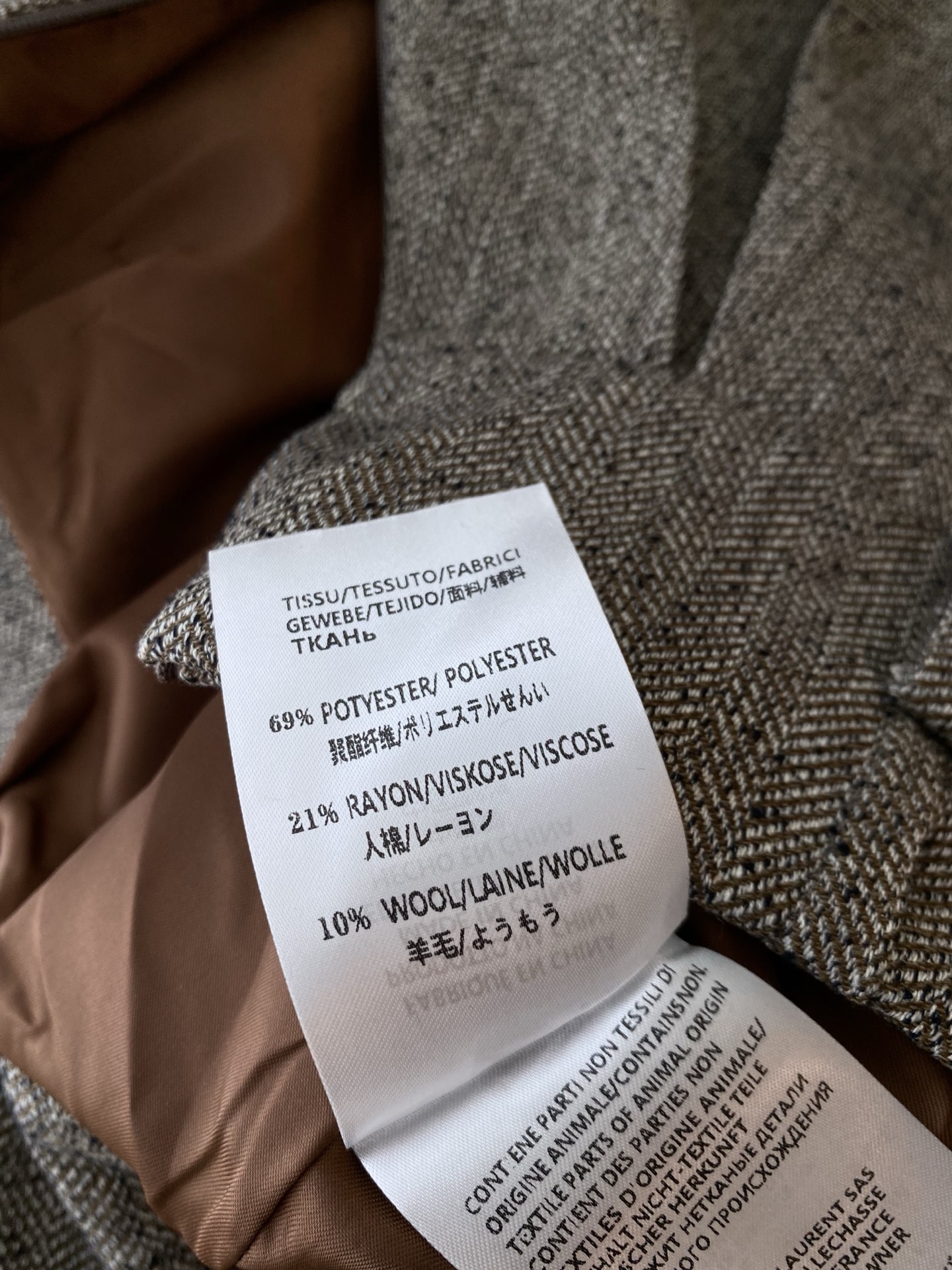 25。F秋冬 撞色色领子miu系百褶裙套装 采用燕麦色的羊毛混纺细腻面料 胸口贴布绣miu字母点缀 精致