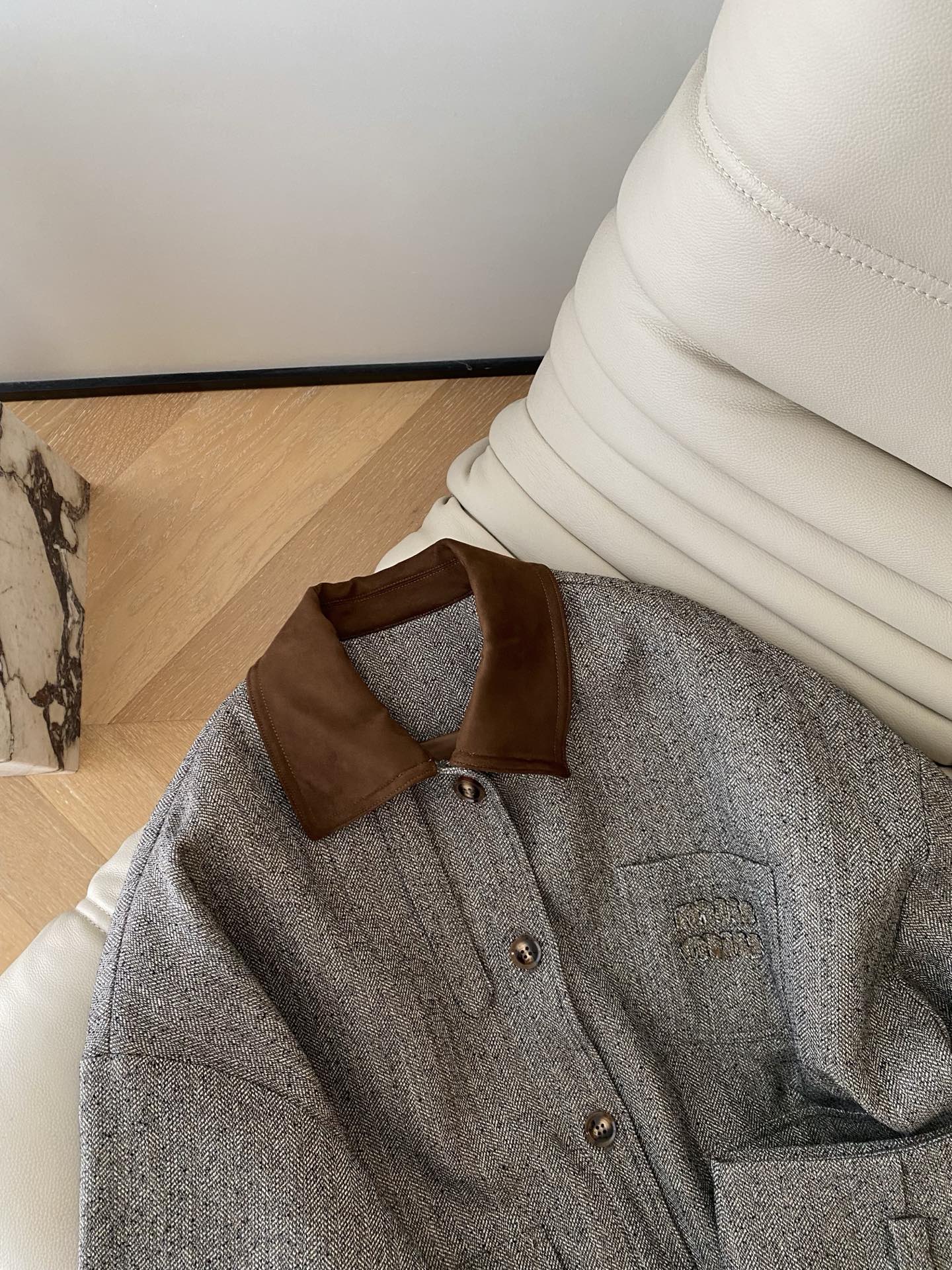 25。F秋冬 撞色色领子miu系百褶裙套装 采用燕麦色的羊毛混纺细腻面料 胸口贴布绣miu字母点缀 精致