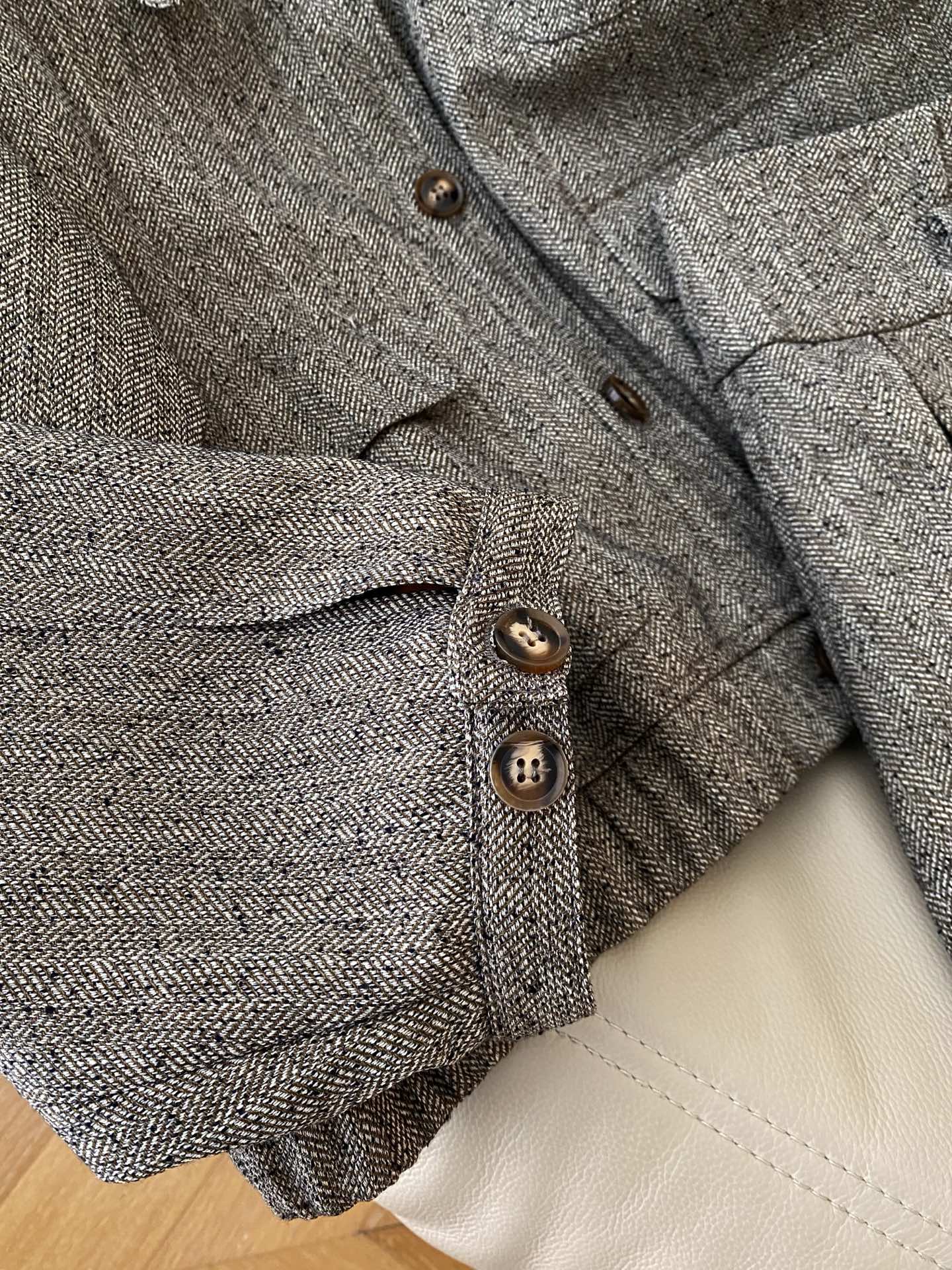 25。F秋冬 撞色色领子miu系百褶裙套装 采用燕麦色的羊毛混纺细腻面料 胸口贴布绣miu字母点缀 精致