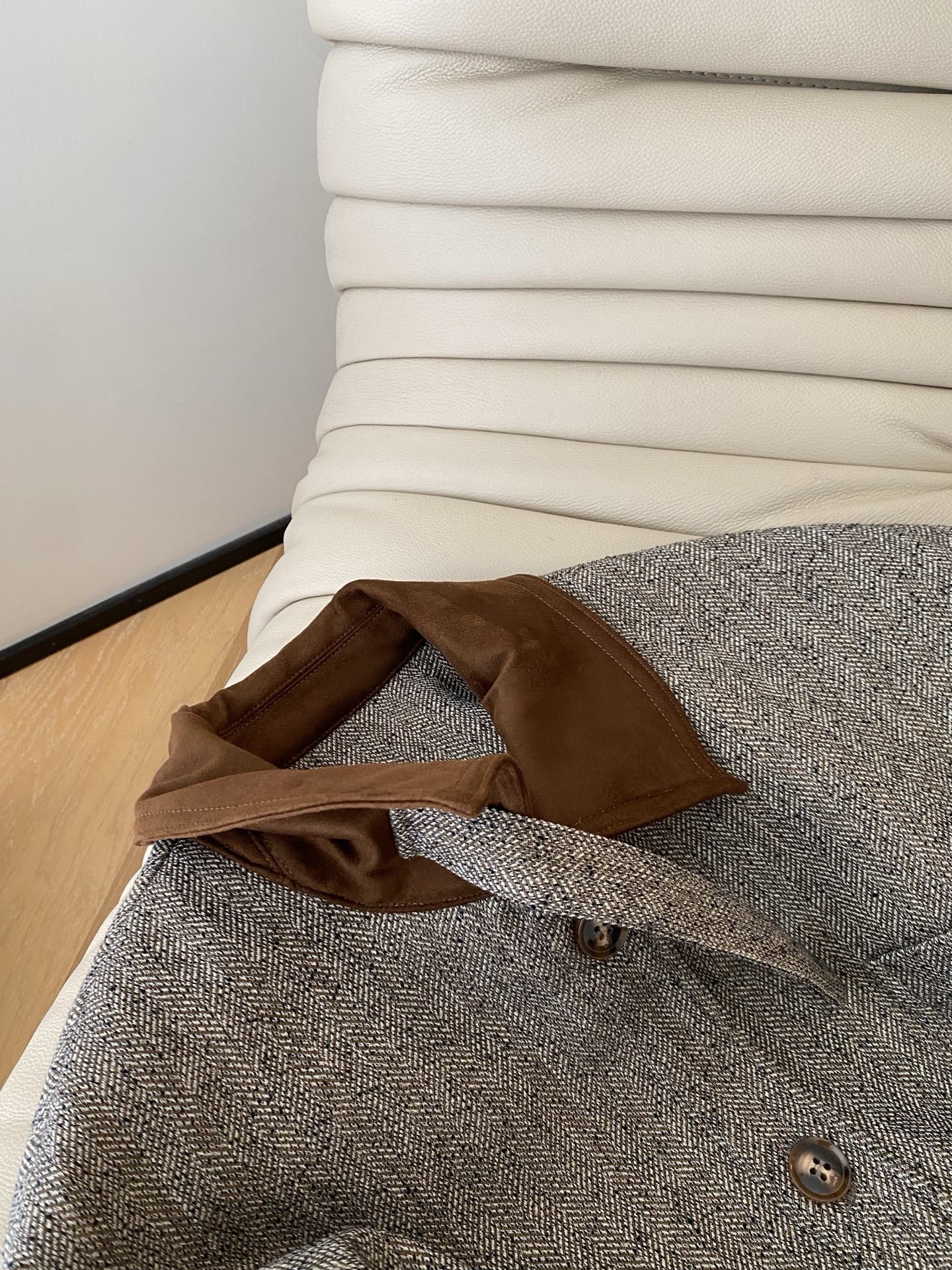 25。F秋冬 撞色色领子miu系百褶裙套装 采用燕麦色的羊毛混纺细腻面料 胸口贴布绣miu字母点缀 精致