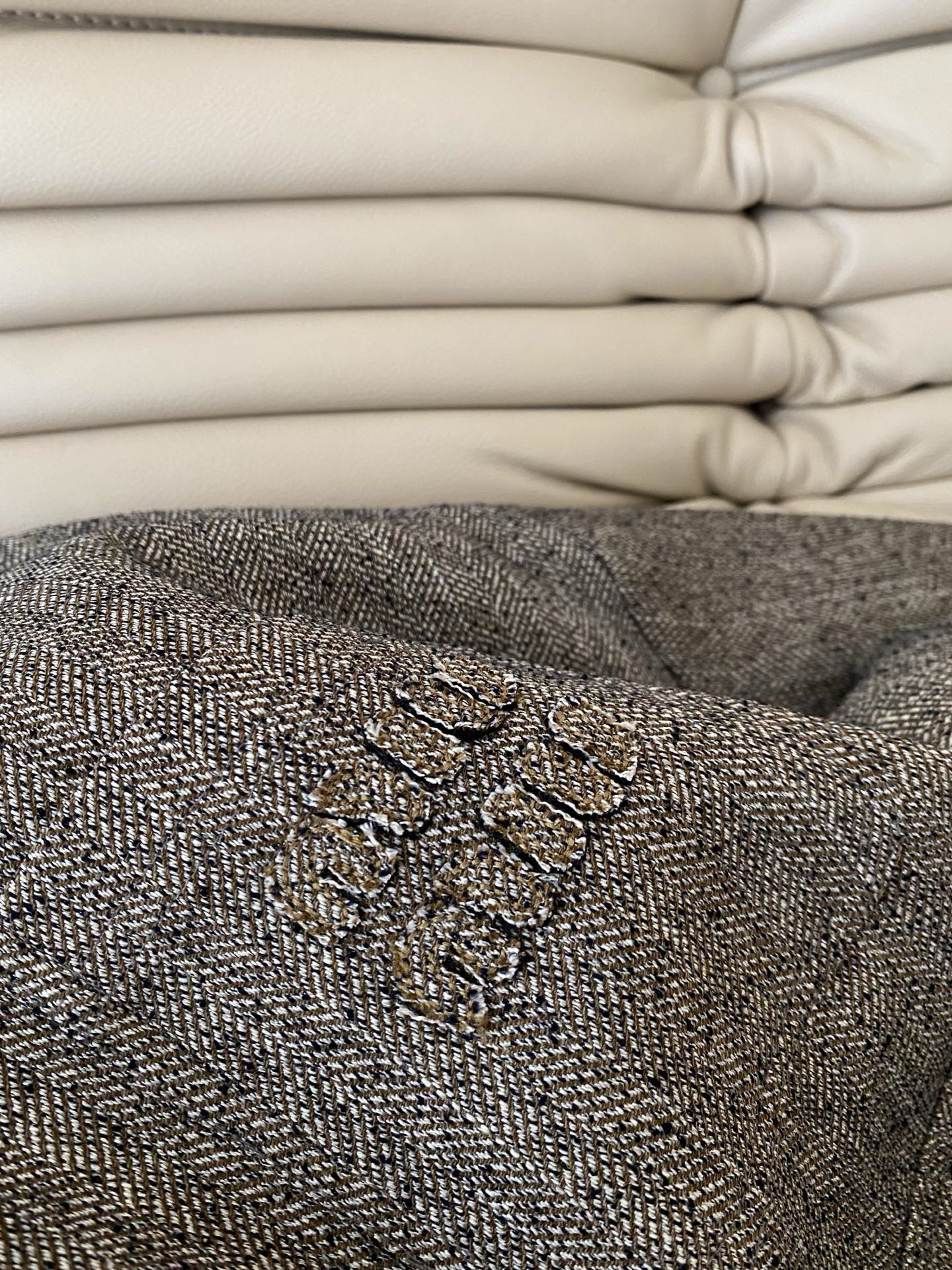 25。F秋冬 撞色色领子miu系百褶裙套装 采用燕麦色的羊毛混纺细腻面料 胸口贴布绣miu字母点缀 精致