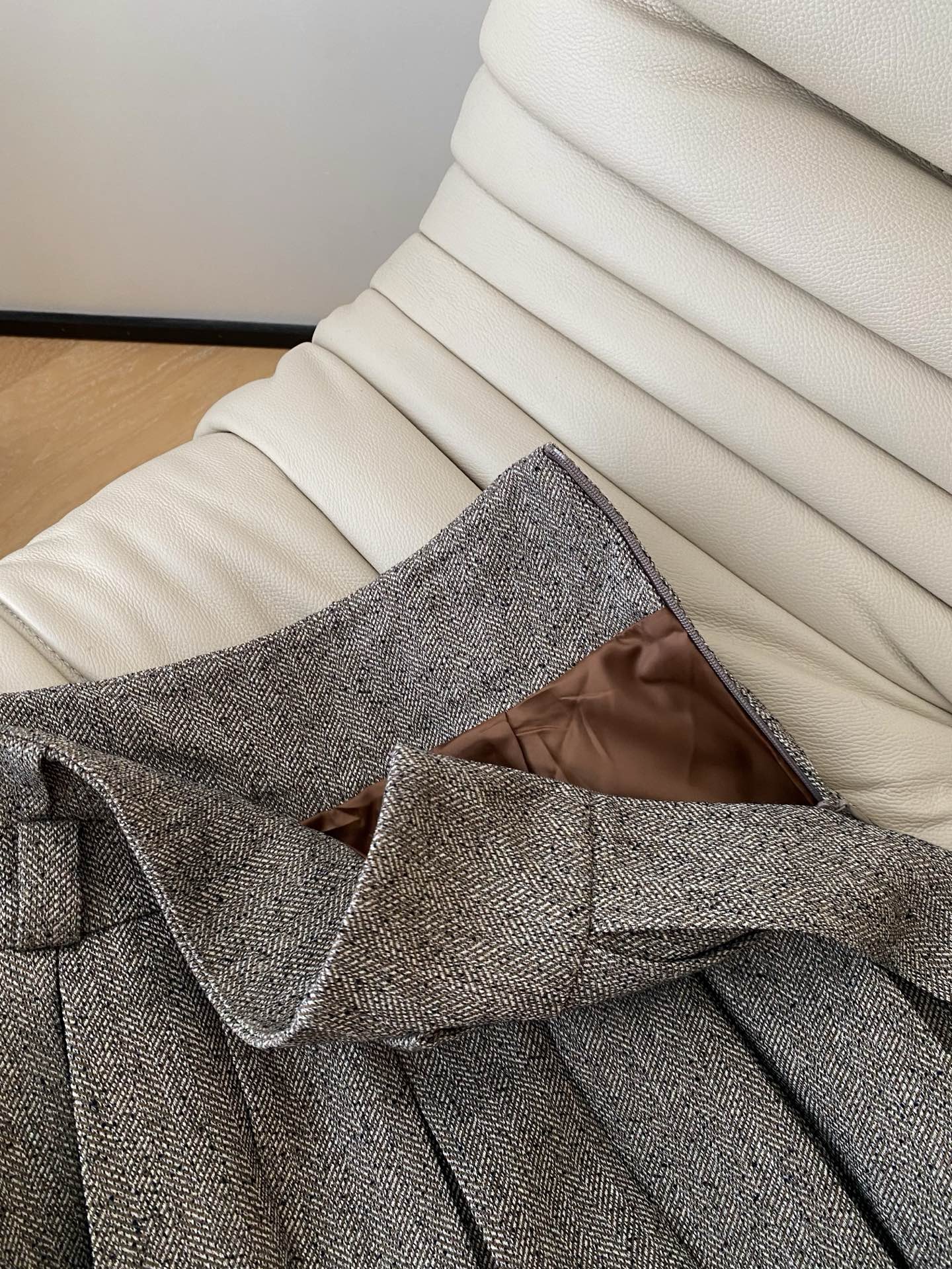 25。F秋冬 撞色色领子miu系百褶裙套装 采用燕麦色的羊毛混纺细腻面料 胸口贴布绣miu字母点缀 精致