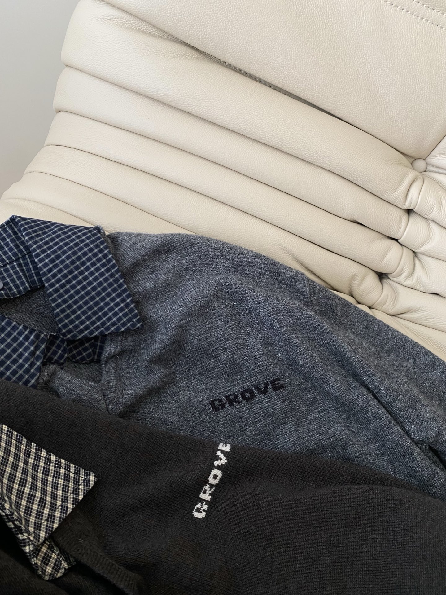 25。F秋冬 衬衣式假两件毛衣 格纹衬衣拼接假两件设计 很有叠穿感 假两件设计自带层次呈现不费力 采用羊