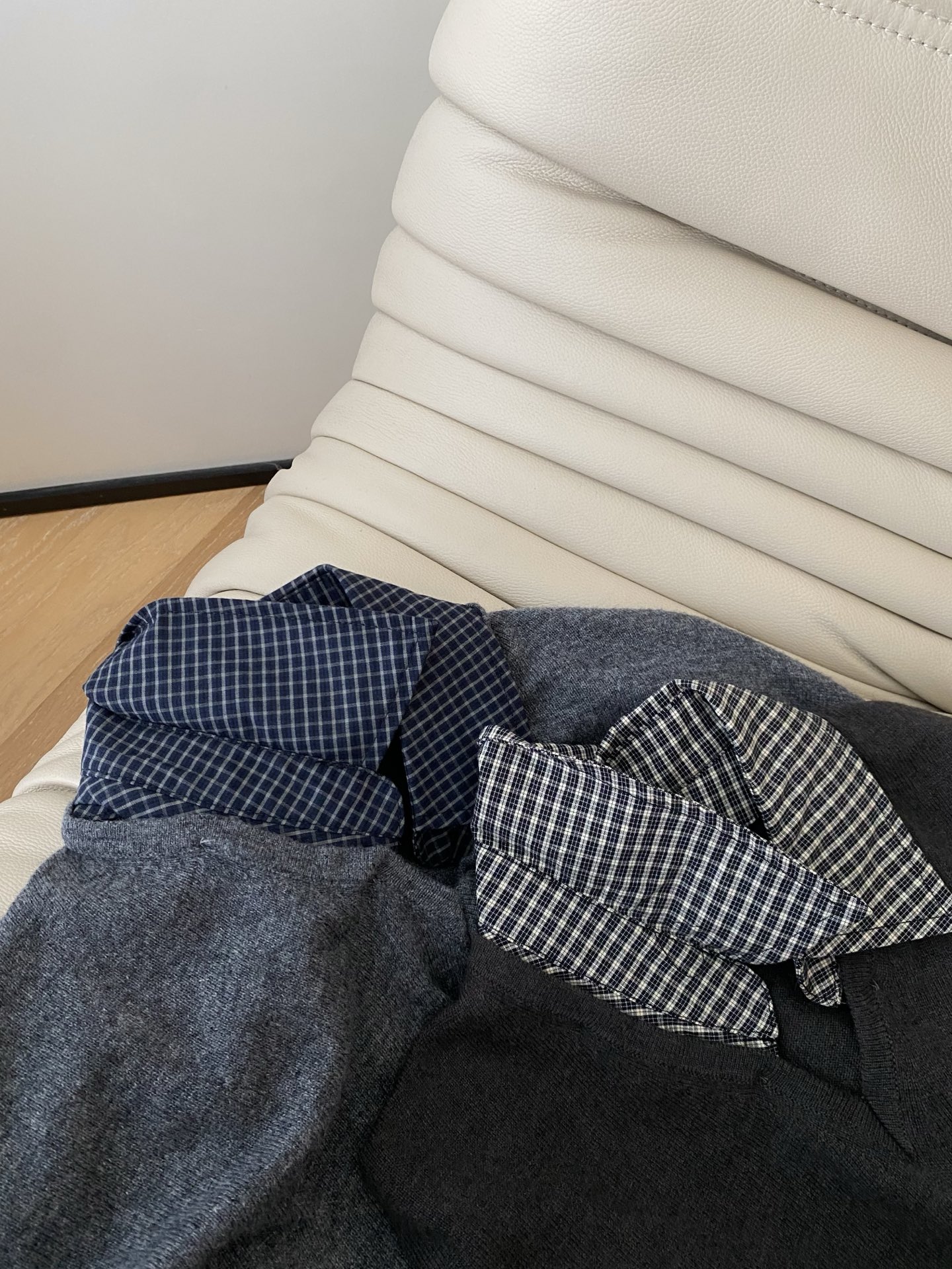 25。F秋冬 衬衣式假两件毛衣 格纹衬衣拼接假两件设计 很有叠穿感 假两件设计自带层次呈现不费力 采用羊