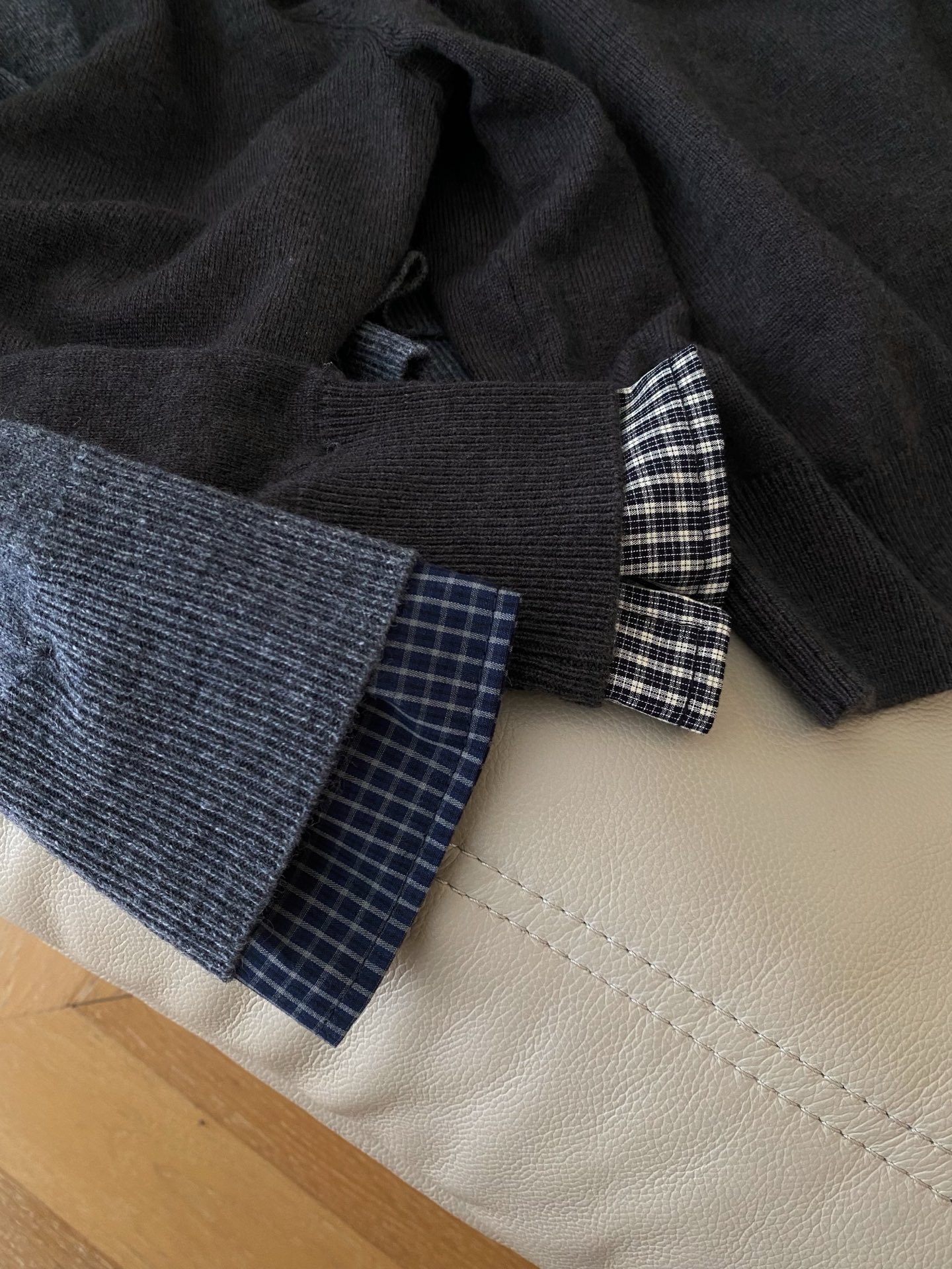 25。F秋冬 衬衣式假两件毛衣 格纹衬衣拼接假两件设计 很有叠穿感 假两件设计自带层次呈现不费力 采用羊