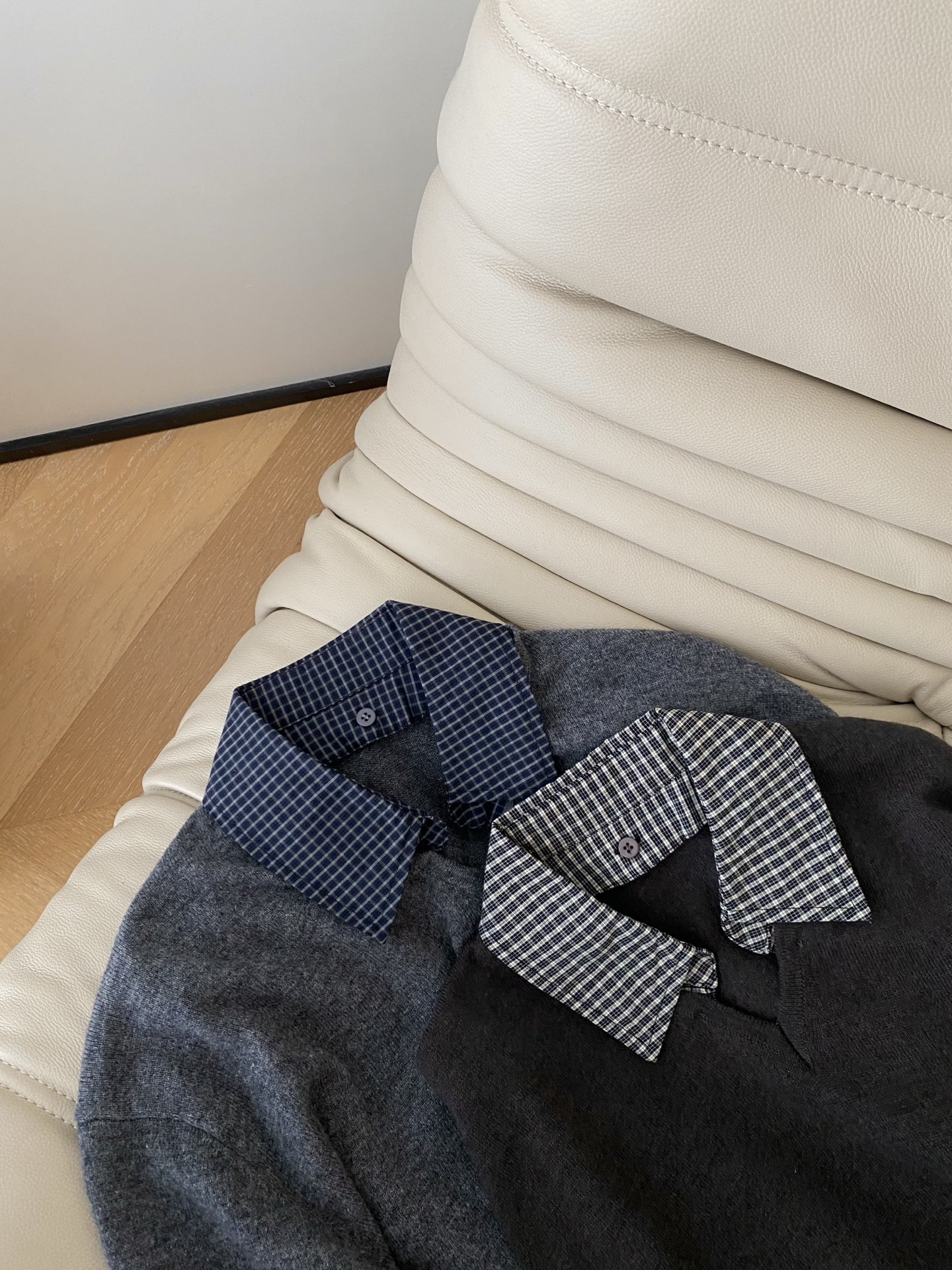 25。F秋冬 衬衣式假两件毛衣 格纹衬衣拼接假两件设计 很有叠穿感 假两件设计自带层次呈现不费力 采用羊