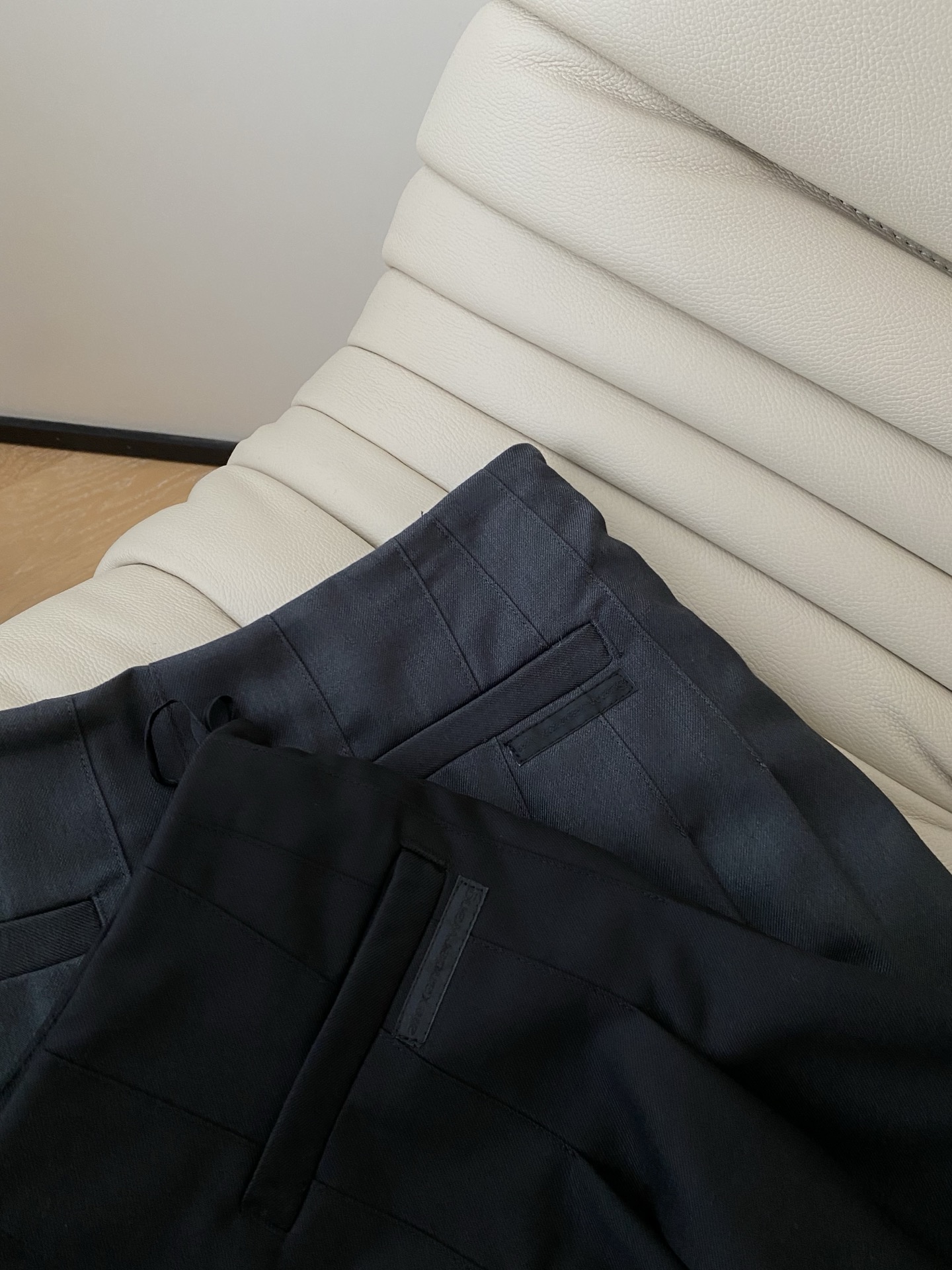 25。F秋冬 百褶中长半裙 挺阔面料垂坠有型 立体裁剪勾勒腰线裙摆清扬每一步都摇曳出复古韵味 经典廓形承