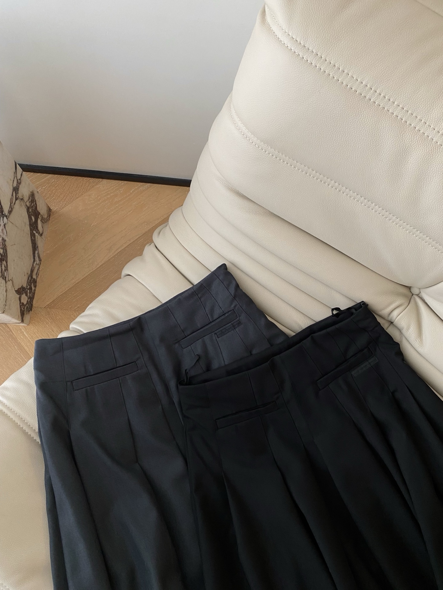 25。F秋冬 百褶中长半裙 挺阔面料垂坠有型 立体裁剪勾勒腰线裙摆清扬每一步都摇曳出复古韵味 经典廓形承