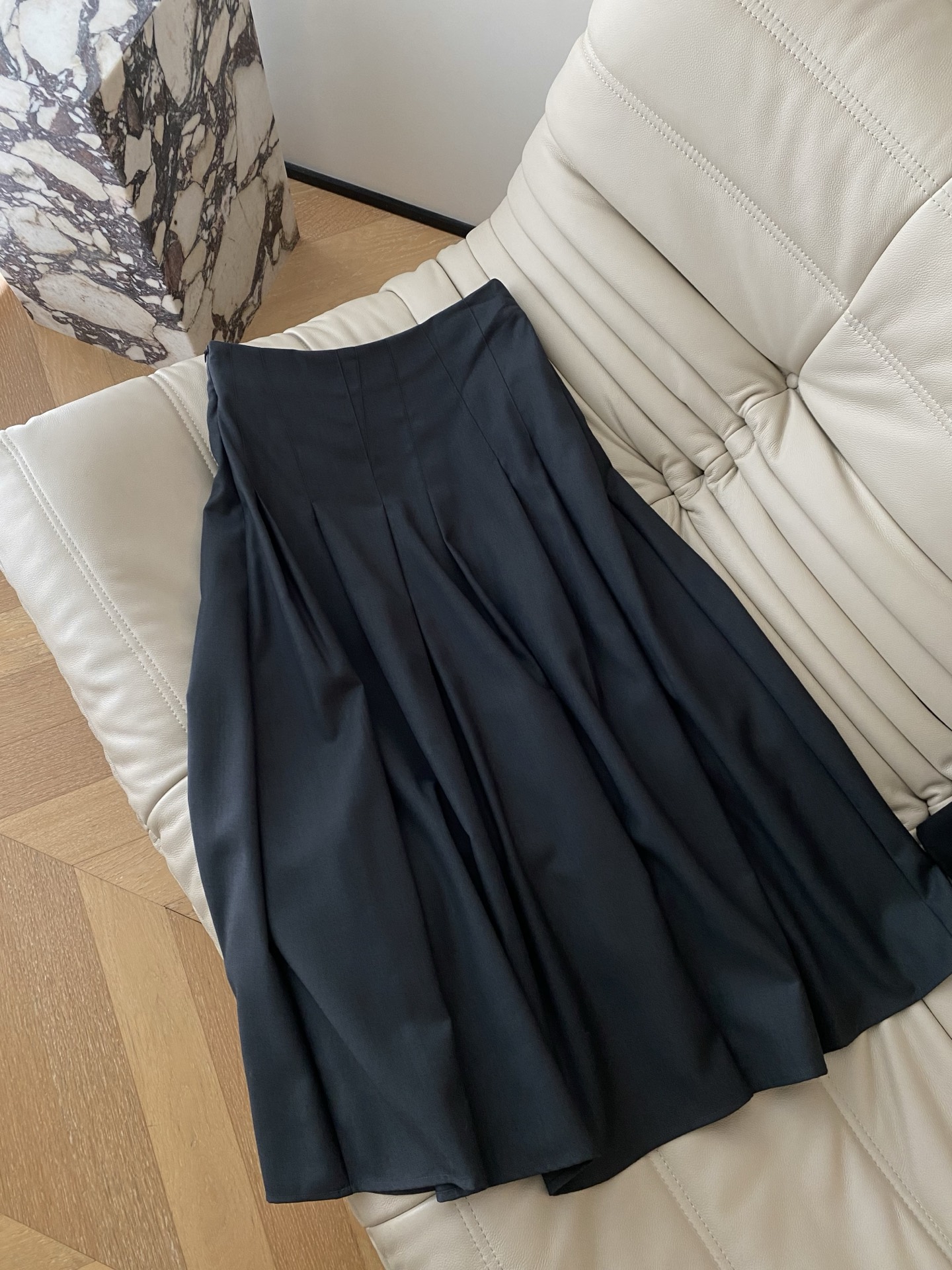 25。F秋冬 百褶中长半裙 挺阔面料垂坠有型 立体裁剪勾勒腰线裙摆清扬每一步都摇曳出复古韵味 经典廓形承