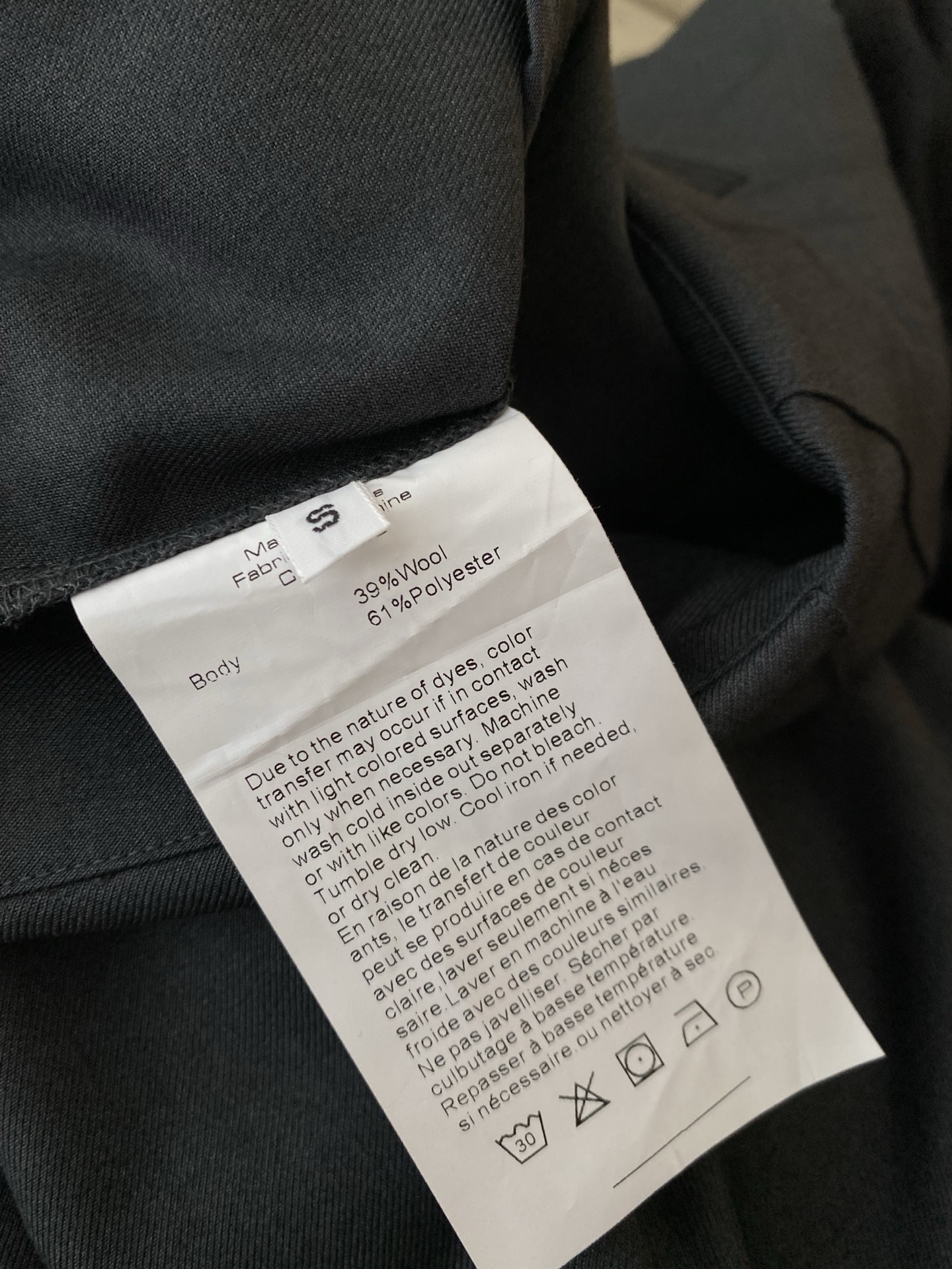 25。F秋冬 百褶中长半裙 挺阔面料垂坠有型 立体裁剪勾勒腰线裙摆清扬每一步都摇曳出复古韵味 经典廓形承