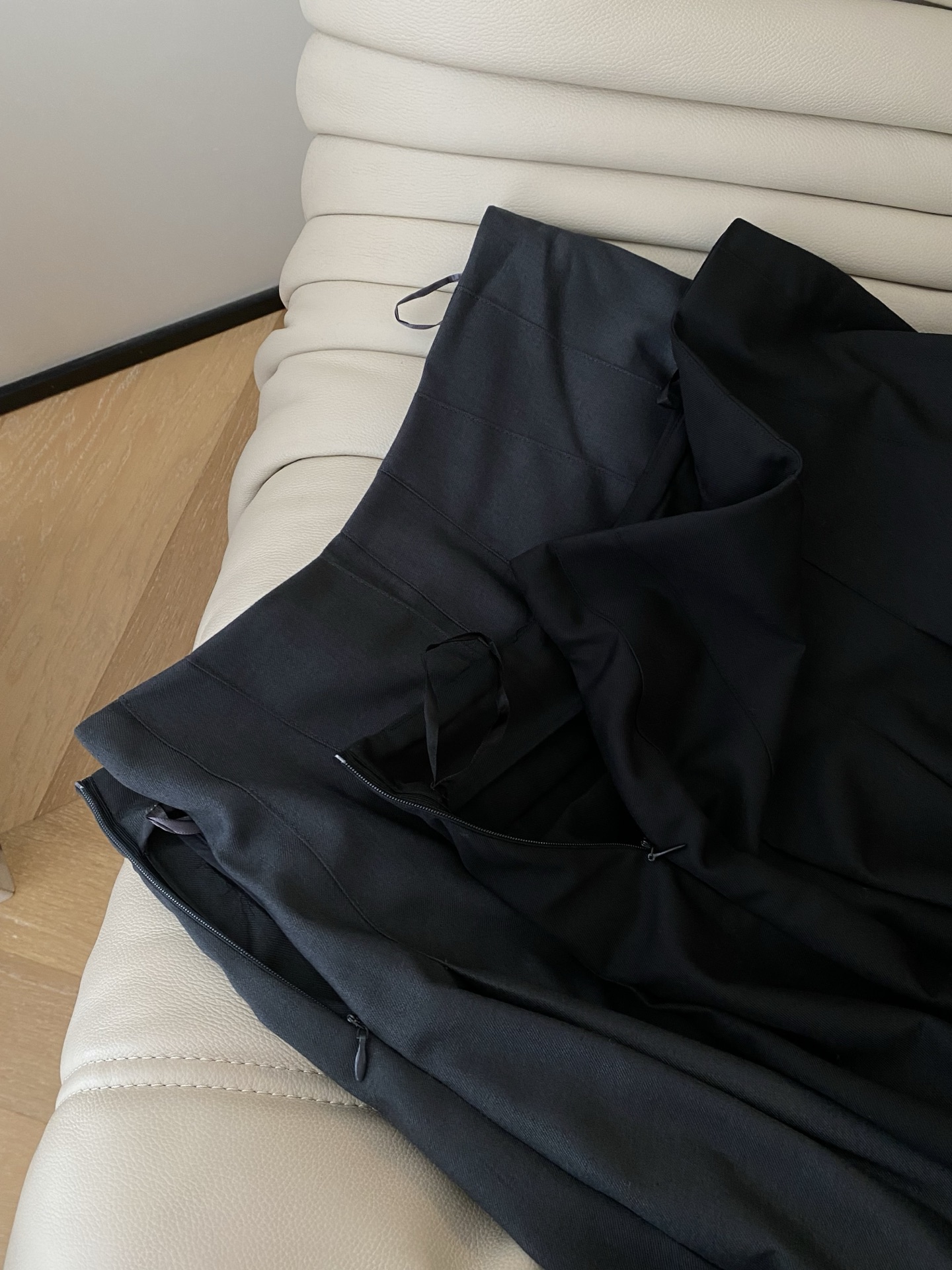 25。F秋冬 百褶中长半裙 挺阔面料垂坠有型 立体裁剪勾勒腰线裙摆清扬每一步都摇曳出复古韵味 经典廓形承