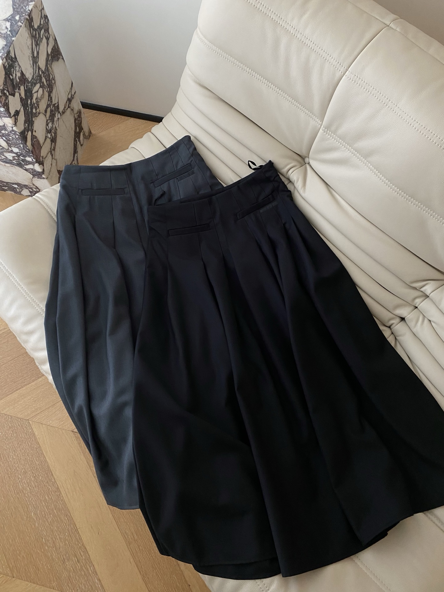 25。F秋冬 百褶中长半裙 挺阔面料垂坠有型 立体裁剪勾勒腰线裙摆清扬每一步都摇曳出复古韵味 经典廓形承