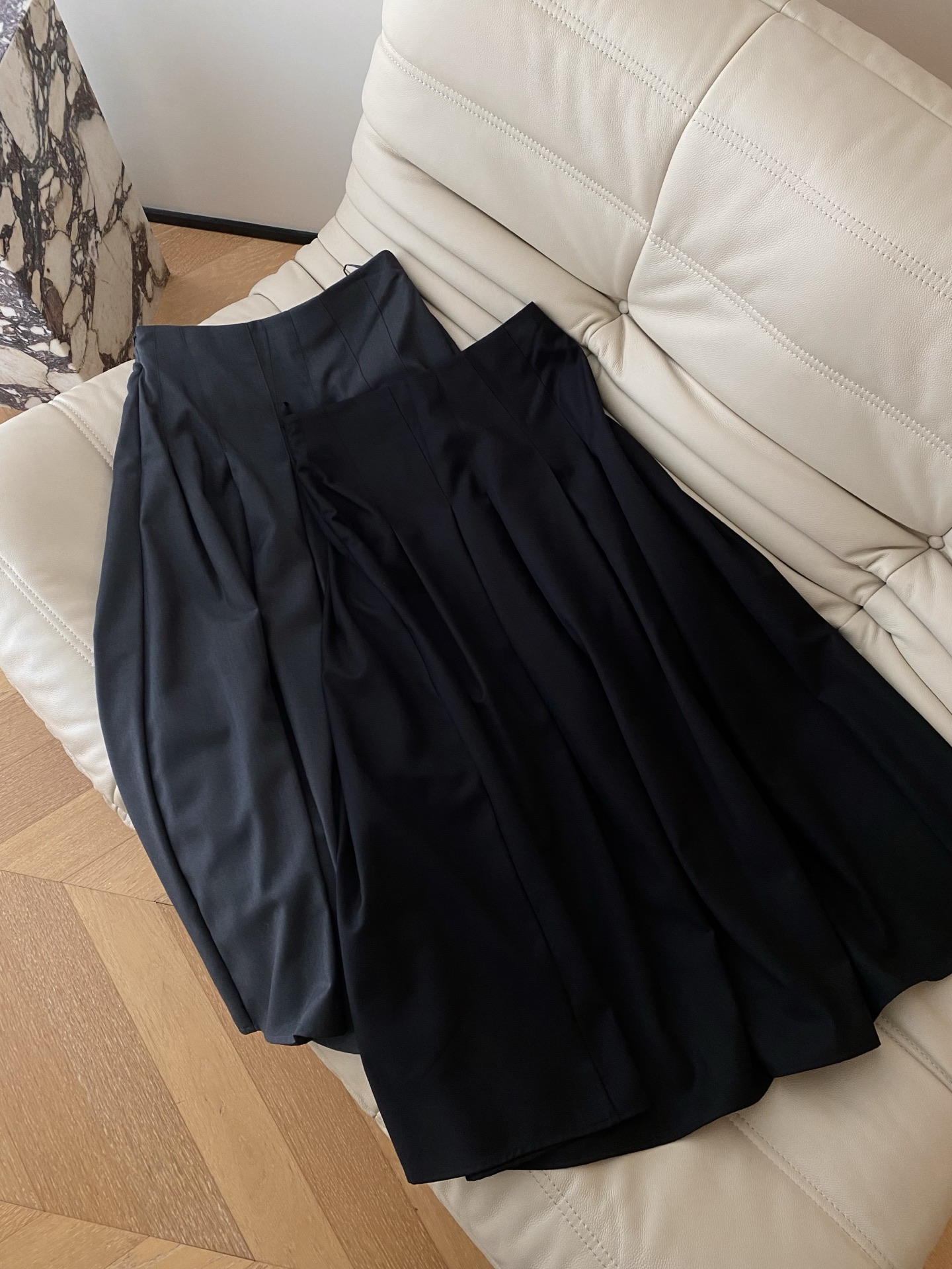 25。F秋冬 百褶中长半裙 挺阔面料垂坠有型 立体裁剪勾勒腰线裙摆清扬每一步都摇曳出复古韵味 经典廓形承