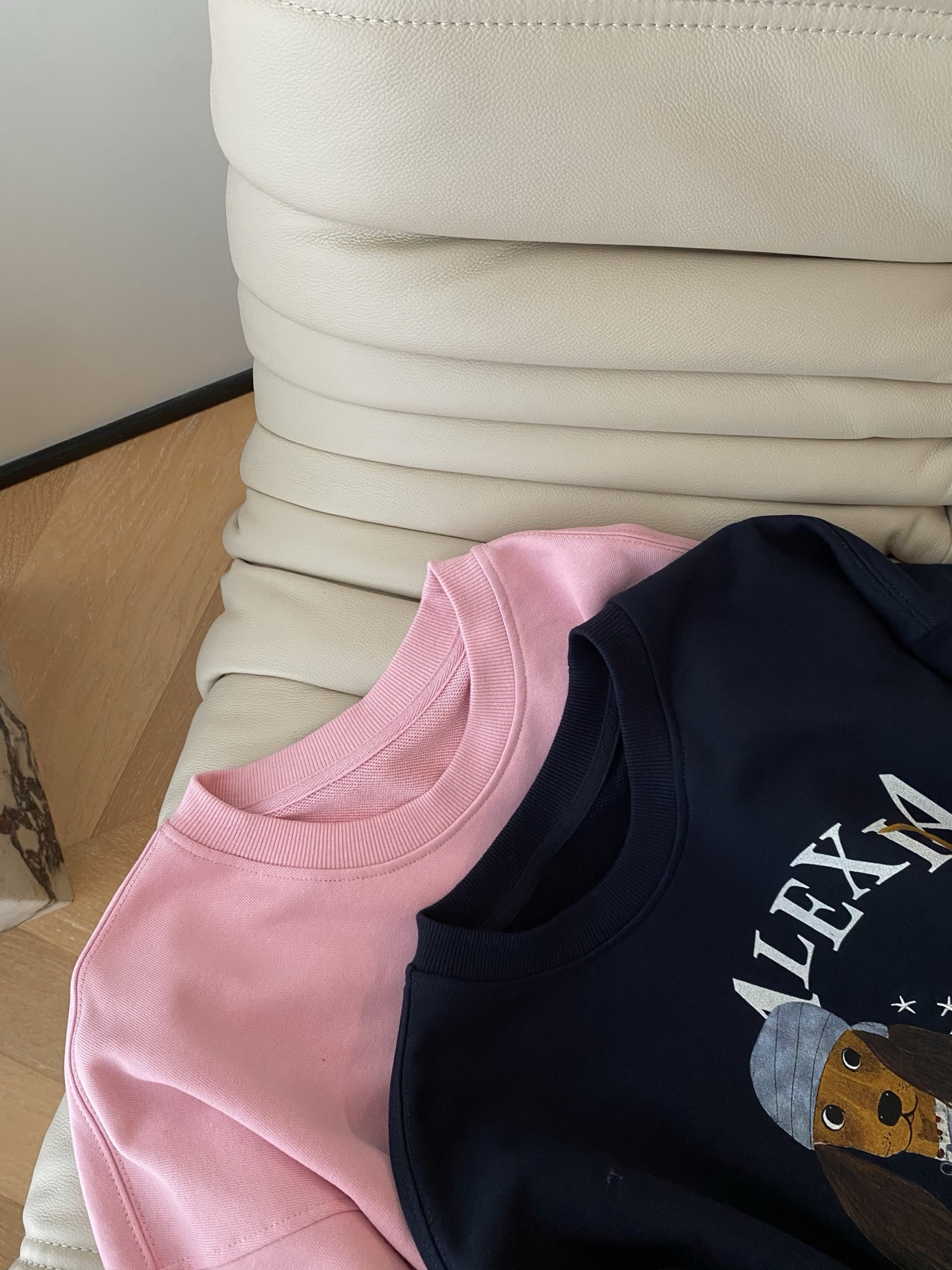 25。F秋冬 圆领萌宠卫衣 谁能拒绝这么萌的腊肠狗卫衣 粉粉嫩嫩的少女深邃湛蓝的复古调 两只时尚小狗穿着