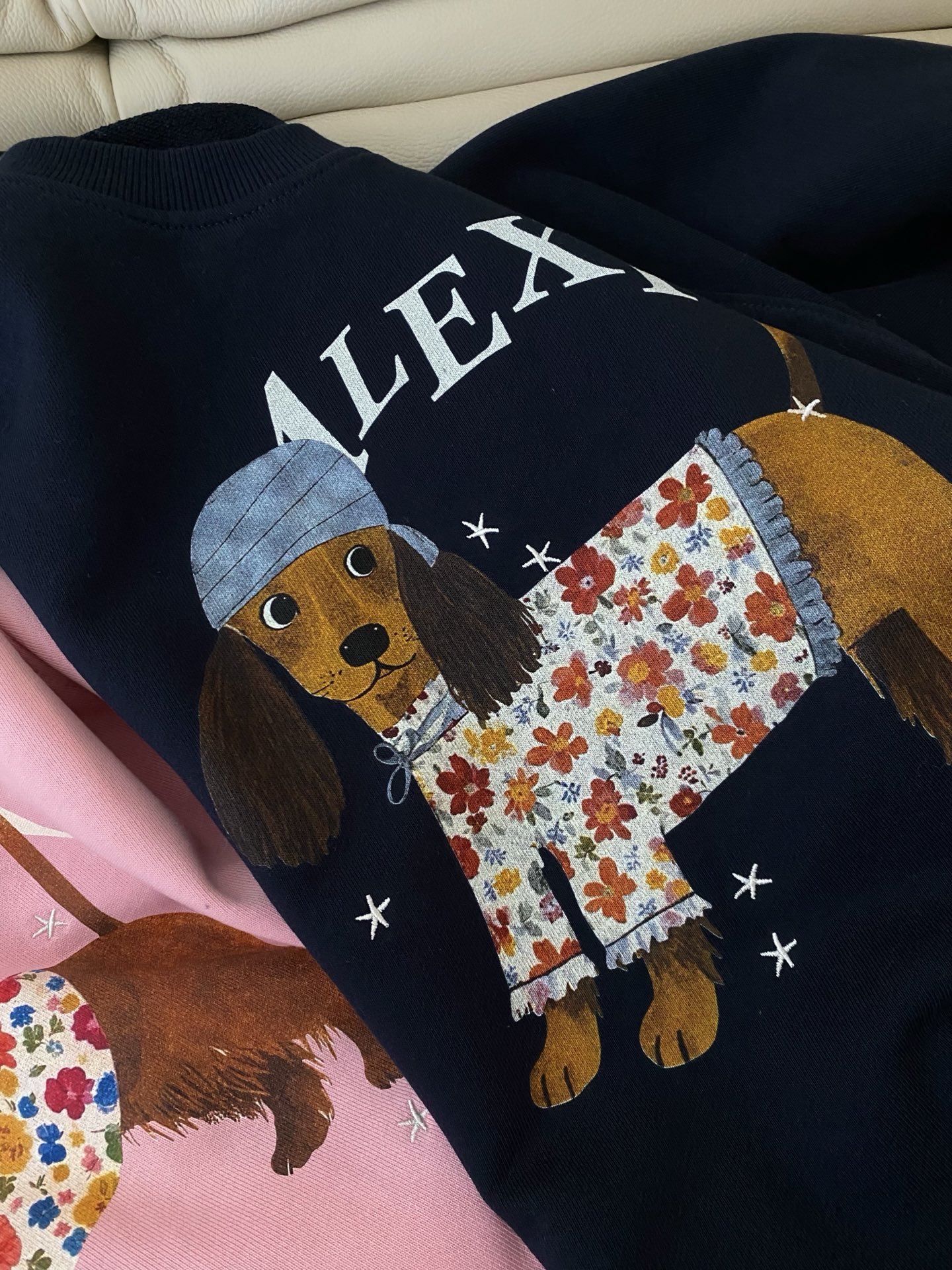 25。F秋冬 圆领萌宠卫衣 谁能拒绝这么萌的腊肠狗卫衣 粉粉嫩嫩的少女深邃湛蓝的复古调 两只时尚小狗穿着