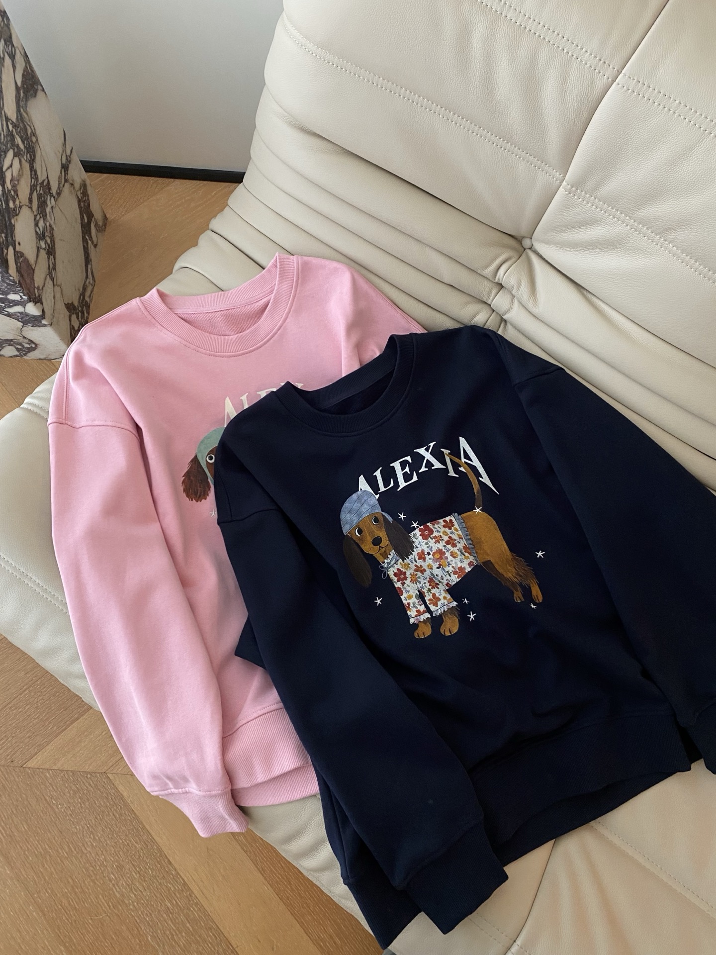 25。F秋冬 圆领萌宠卫衣 谁能拒绝这么萌的腊肠狗卫衣 粉粉嫩嫩的少女深邃湛蓝的复古调 两只时尚小狗穿着