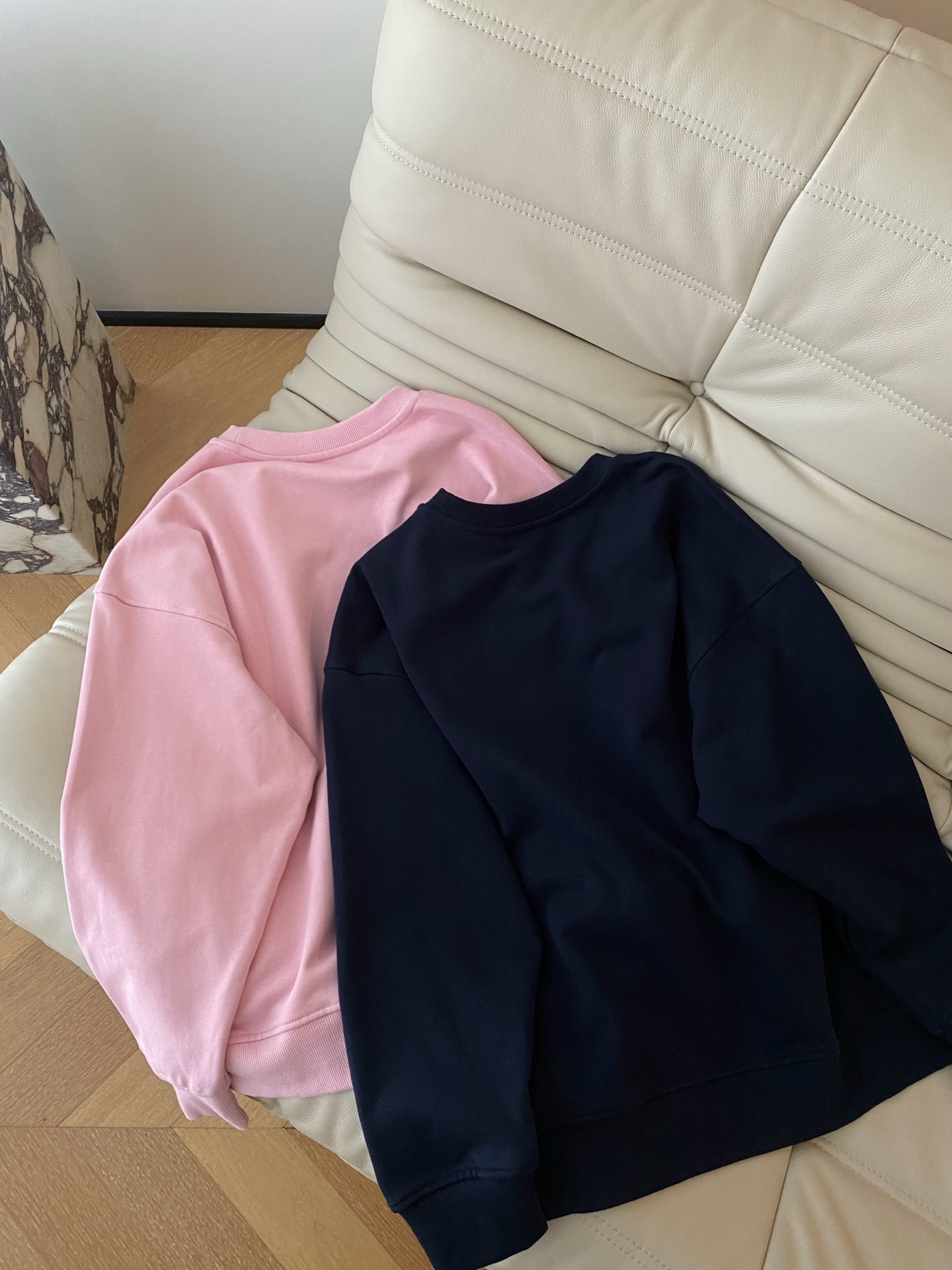 25。F秋冬 圆领萌宠卫衣 谁能拒绝这么萌的腊肠狗卫衣 粉粉嫩嫩的少女深邃湛蓝的复古调 两只时尚小狗穿着