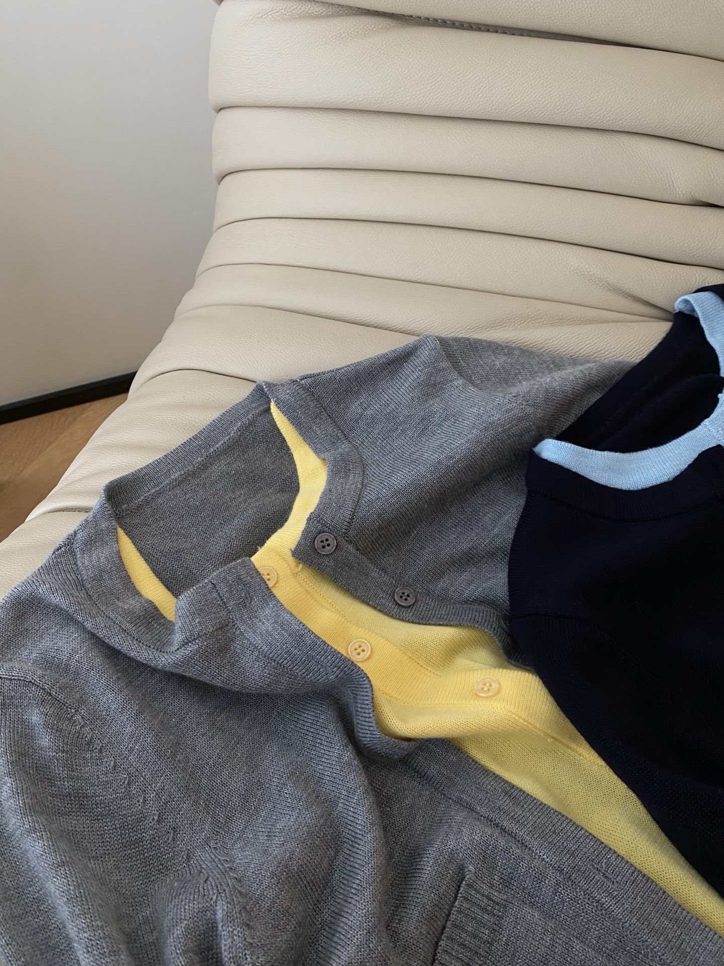 25。F秋冬 假两件毛衣开衫 假两件式叠穿外开衫与内层针织撞色门襟是吸睛的亮点 藏青蓝灰黄的配色组合既显